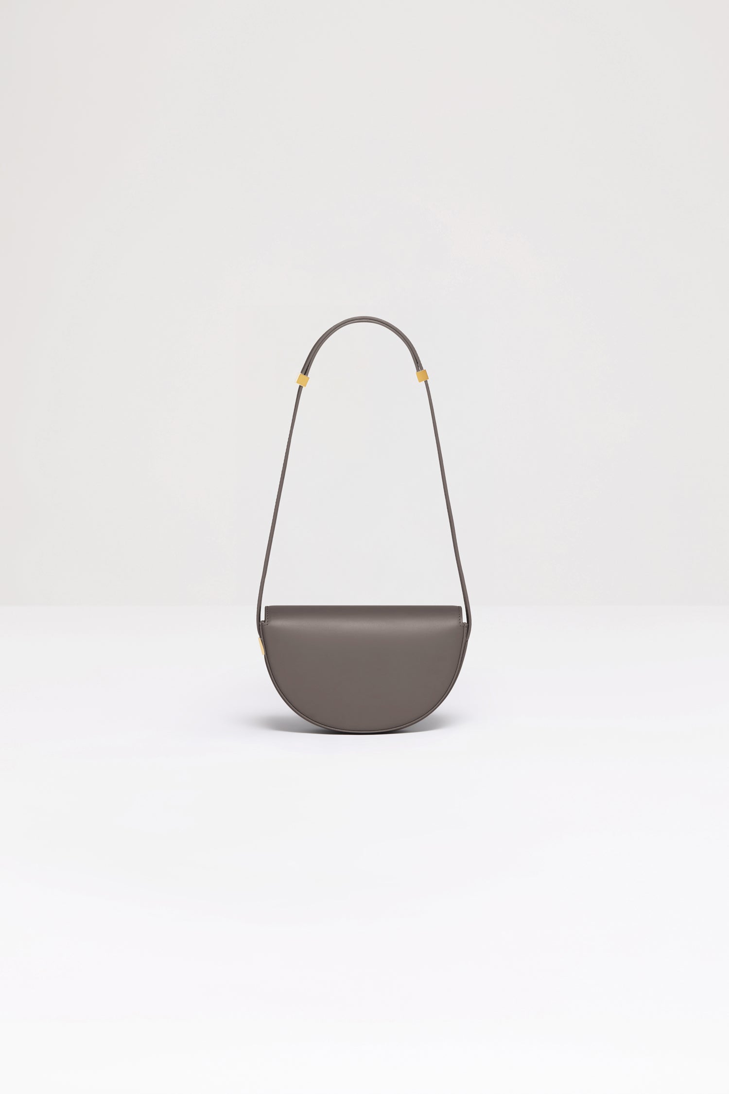 Patou - Die Le Petit Patou Tasche - Storm - Eine kleinere Version des absoluten Patou Lieblings!Handtasche aus Leder in Sturmgrau. Gefertigt aus einzigartigen Materialien, die aus unverwendeten hochwertigen Lederhäuten gewonnen wurden. 80 Exemplare in limitierter Auflage. Im Halbkreis-Format mit geometrischen, vom JP-Monogramm inspirierten Cut-Outs. Goldfarbene Metallelemente mit Patou Gravurdetail an der Seite. Verstellbarer Riemen zum Tragen über der Schulter, diagonal am Körper oder in der Hand. Magnetverschluss mit goldfarbenem JP-Detail. Innenfach. Öko-Futter.Maße: 20 cm (Länge), 13 cm (Höhe), 5 cm (Breite)
