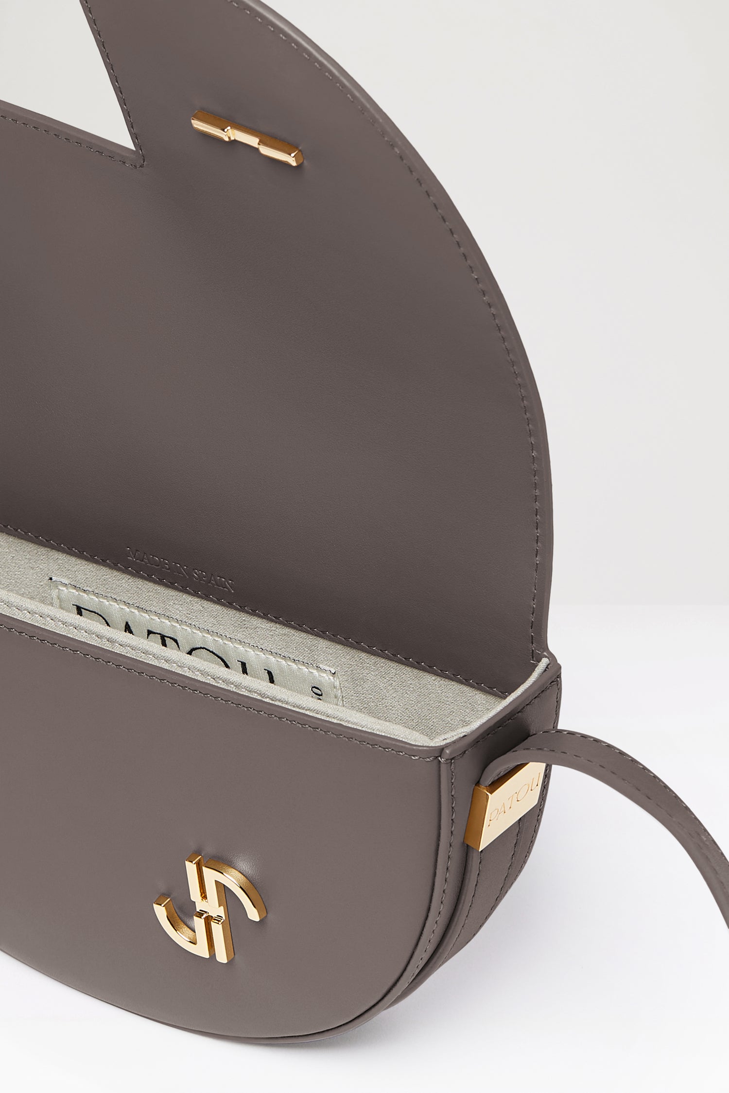 Patou - Die Le Petit Patou Tasche - Storm - Eine kleinere Version des absoluten Patou Lieblings!Handtasche aus Leder in Sturmgrau. Gefertigt aus einzigartigen Materialien, die aus unverwendeten hochwertigen Lederhäuten gewonnen wurden. 80 Exemplare in limitierter Auflage. Im Halbkreis-Format mit geometrischen, vom JP-Monogramm inspirierten Cut-Outs. Goldfarbene Metallelemente mit Patou Gravurdetail an der Seite. Verstellbarer Riemen zum Tragen über der Schulter, diagonal am Körper oder in der Hand. Magnetverschluss mit goldfarbenem JP-Detail. Innenfach. Öko-Futter.Maße: 20 cm (Länge), 13 cm (Höhe), 5 cm (Breite)