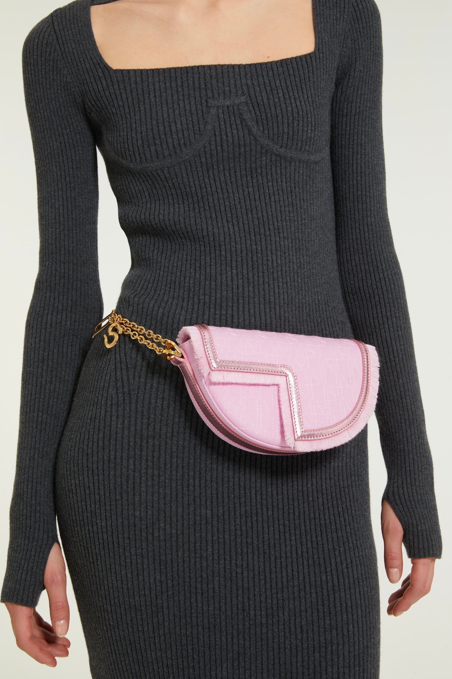 Patou - Le Petit Patou x Sita - Pink - Remixé et revisité, le Petit Patou plus culte que jamais !Sac en coton bio recyclé effet denim et cuir métallisé rose. Créé dans le cadre de la collaboration spéciale avec la DJ et styliste Sita Abellán. Réalisé en cuir de grande qualité provenant de stocks dormants issus des surplus de production. Forme demi-lune avec découpes géométriques inspirée du monogramme JP. Surpiqûres JP. Pièce métallique dorée gravée Patou sur le côté. Bordure soulignée de cuir avec détail de franges. Bandoulière en cuir amovible ornée d'un serpent, symbole signature de Sita, permettant au sac d'être porté sur l'épaule ou à la main. Peut être remplacée par une bandoulière en laiton (vendue séparément) ornée des lettres Patou et du serpent emblématique de Sita pour un porté épaule, en bandoulière ou à la taille afin de transformer Le Petit Patou en sac ceinture. Fermeture aimantée avec détail JP doré. Doublure éco-friendly. Dimensions : 20 cm de longueur, 13 cm de hauteur et 5 cm de profondeur.