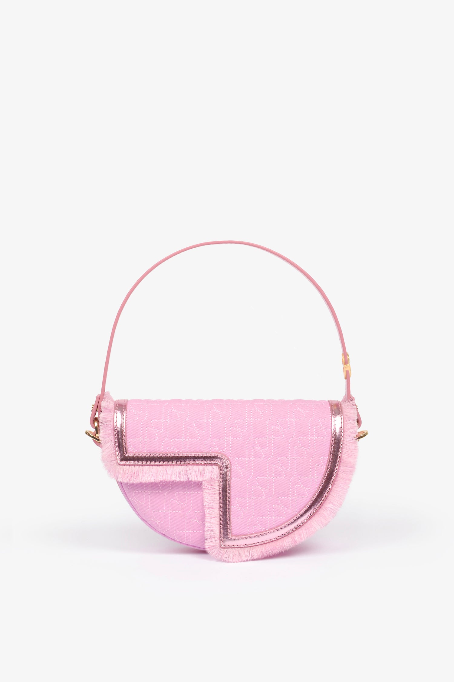 Patou - Le Petit Patou x Sita - Pink - Remixé et revisité, le Petit Patou plus culte que jamais !Sac en coton bio recyclé effet denim et cuir métallisé rose. Créé dans le cadre de la collaboration spéciale avec la DJ et styliste Sita Abellán. Réalisé en cuir de grande qualité provenant de stocks dormants issus des surplus de production. Forme demi-lune avec découpes géométriques inspirée du monogramme JP. Surpiqûres JP. Pièce métallique dorée gravée Patou sur le côté. Bordure soulignée de cuir avec détail de franges. Bandoulière en cuir amovible ornée d'un serpent, symbole signature de Sita, permettant au sac d'être porté sur l'épaule ou à la main. Peut être remplacée par une bandoulière en laiton (vendue séparément) ornée des lettres Patou et du serpent emblématique de Sita pour un porté épaule, en bandoulière ou à la taille afin de transformer Le Petit Patou en sac ceinture. Fermeture aimantée avec détail JP doré. Doublure éco-friendly. Dimensions : 20 cm de longueur, 13 cm de hauteur et 5 cm de profondeur.