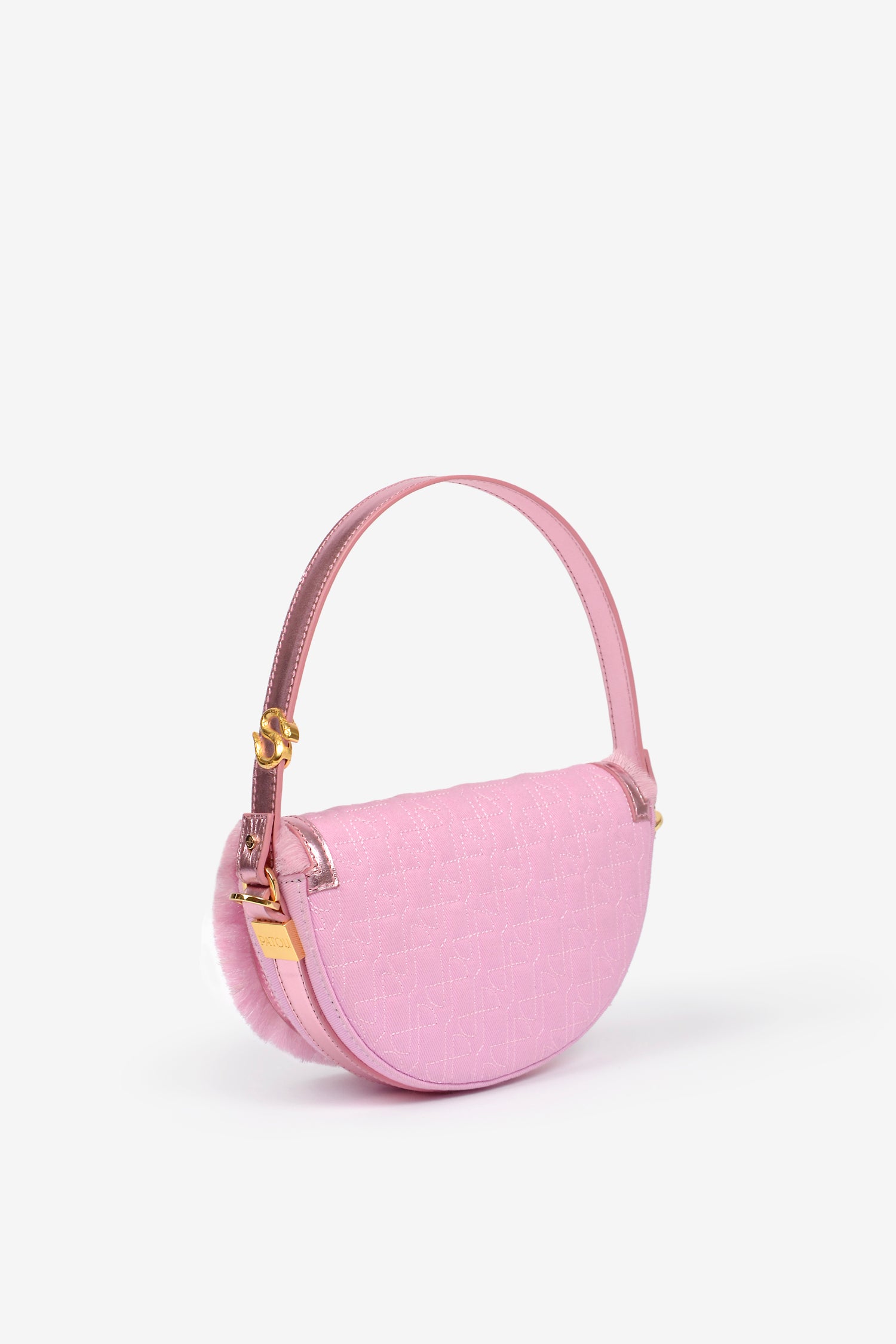 Patou - Le Petit Patou x Sita - Pink - Remixé et revisité, le Petit Patou plus culte que jamais !Sac en coton bio recyclé effet denim et cuir métallisé rose. Créé dans le cadre de la collaboration spéciale avec la DJ et styliste Sita Abellán. Réalisé en cuir de grande qualité provenant de stocks dormants issus des surplus de production. Forme demi-lune avec découpes géométriques inspirée du monogramme JP. Surpiqûres JP. Pièce métallique dorée gravée Patou sur le côté. Bordure soulignée de cuir avec détail de franges. Bandoulière en cuir amovible ornée d'un serpent, symbole signature de Sita, permettant au sac d'être porté sur l'épaule ou à la main. Peut être remplacée par une bandoulière en laiton (vendue séparément) ornée des lettres Patou et du serpent emblématique de Sita pour un porté épaule, en bandoulière ou à la taille afin de transformer Le Petit Patou en sac ceinture. Fermeture aimantée avec détail JP doré. Doublure éco-friendly. Dimensions : 20 cm de longueur, 13 cm de hauteur et 5 cm de profondeur.