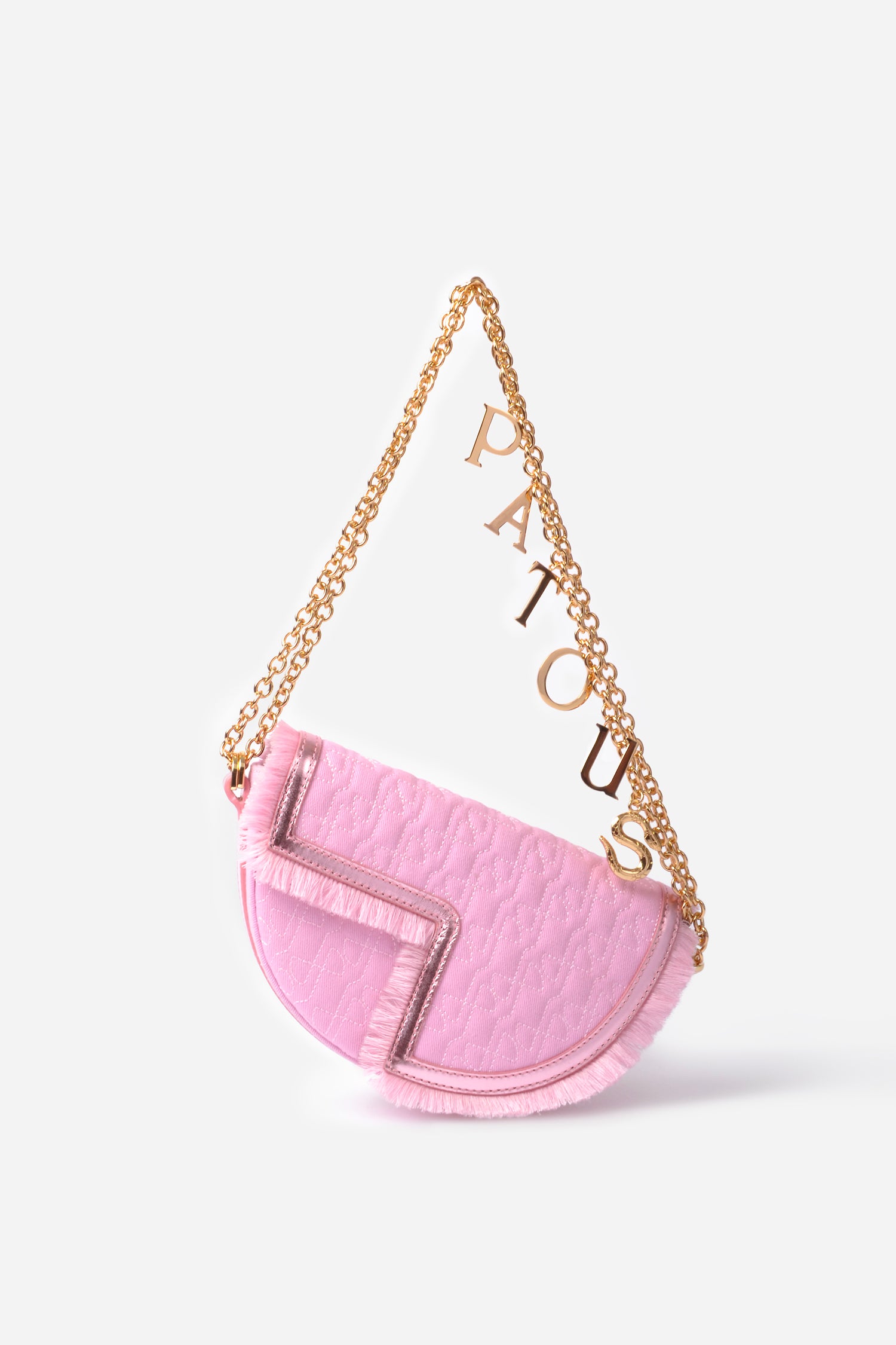 Patou - Le Petit Patou x Sita - Pink - Remixé et revisité, le Petit Patou plus culte que jamais !Sac en coton bio recyclé effet denim et cuir métallisé rose. Créé dans le cadre de la collaboration spéciale avec la DJ et styliste Sita Abellán. Réalisé en cuir de grande qualité provenant de stocks dormants issus des surplus de production. Forme demi-lune avec découpes géométriques inspirée du monogramme JP. Surpiqûres JP. Pièce métallique dorée gravée Patou sur le côté. Bordure soulignée de cuir avec détail de franges. Bandoulière en cuir amovible ornée d'un serpent, symbole signature de Sita, permettant au sac d'être porté sur l'épaule ou à la main. Peut être remplacée par une bandoulière en laiton (vendue séparément) ornée des lettres Patou et du serpent emblématique de Sita pour un porté épaule, en bandoulière ou à la taille afin de transformer Le Petit Patou en sac ceinture. Fermeture aimantée avec détail JP doré. Doublure éco-friendly. Dimensions : 20 cm de longueur, 13 cm de hauteur et 5 cm de profondeur.
