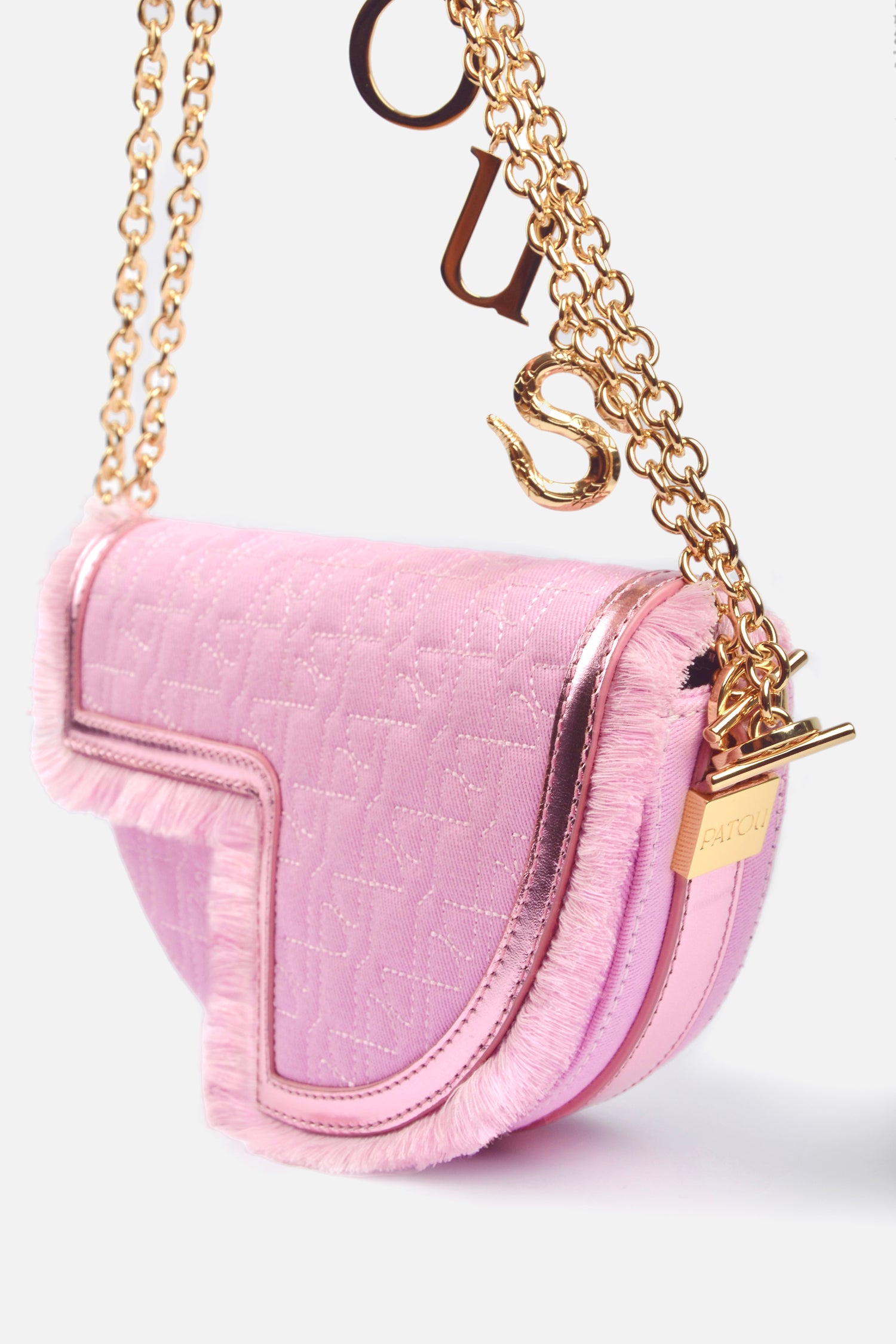 Patou - Le Petit Patou x Sita - Pink - Remixé et revisité, le Petit Patou plus culte que jamais !Sac en coton bio recyclé effet denim et cuir métallisé rose. Créé dans le cadre de la collaboration spéciale avec la DJ et styliste Sita Abellán. Réalisé en cuir de grande qualité provenant de stocks dormants issus des surplus de production. Forme demi-lune avec découpes géométriques inspirée du monogramme JP. Surpiqûres JP. Pièce métallique dorée gravée Patou sur le côté. Bordure soulignée de cuir avec détail de franges. Bandoulière en cuir amovible ornée d'un serpent, symbole signature de Sita, permettant au sac d'être porté sur l'épaule ou à la main. Peut être remplacée par une bandoulière en laiton (vendue séparément) ornée des lettres Patou et du serpent emblématique de Sita pour un porté épaule, en bandoulière ou à la taille afin de transformer Le Petit Patou en sac ceinture. Fermeture aimantée avec détail JP doré. Doublure éco-friendly. Dimensions : 20 cm de longueur, 13 cm de hauteur et 5 cm de profondeur.