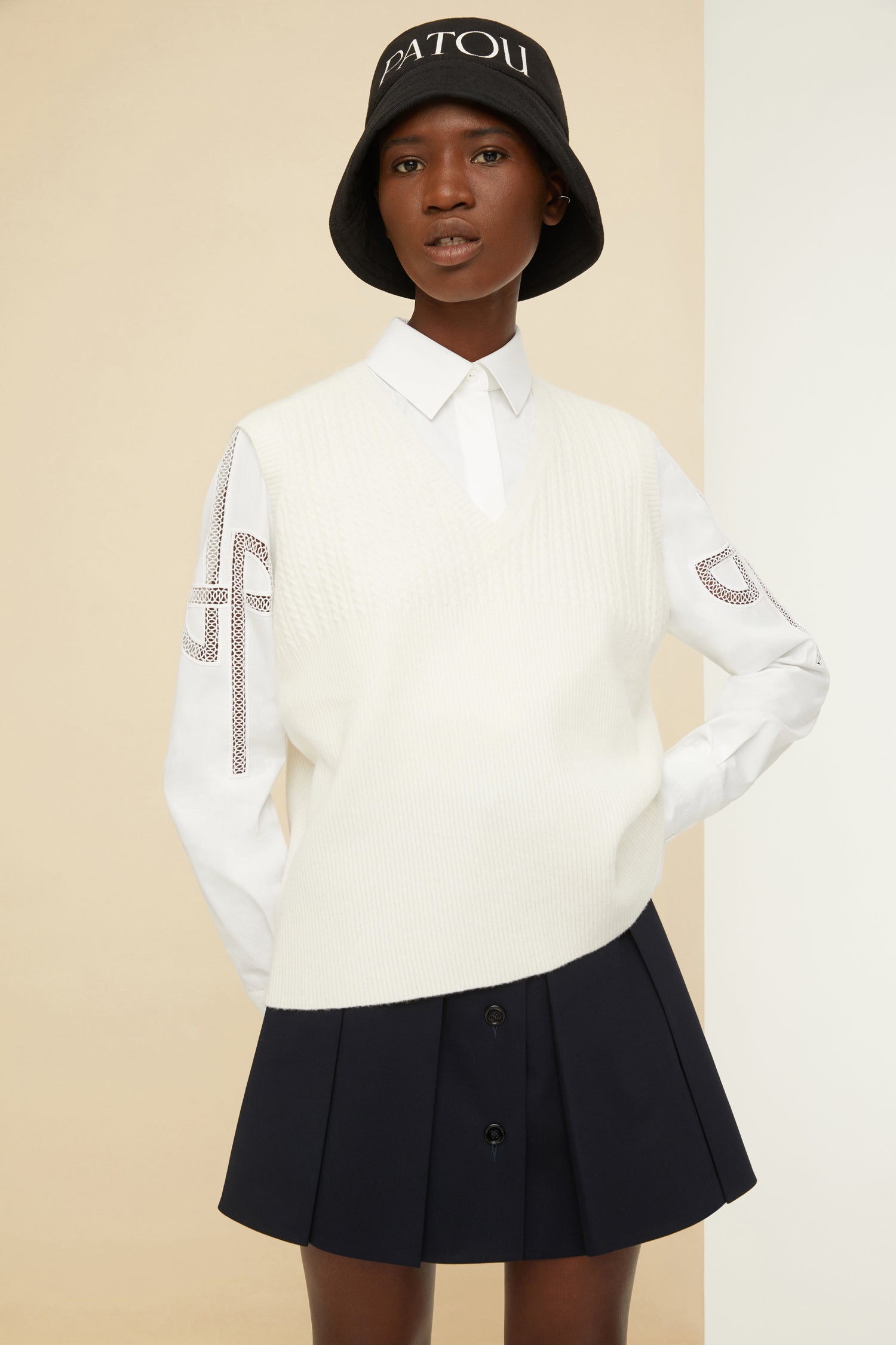 Patou - Camicia in cotone bio con logo ricamato - Pearl - Il logo ricamato, la firma Patou. Camicia in popeline di cotone bianca bio. Bottoni nascosti; polsini abbottonati. Logo JP ricamato con punto giorno sulle maniche; logo Patou ricamato sul polsino sinistro. Spacchi laterali.
