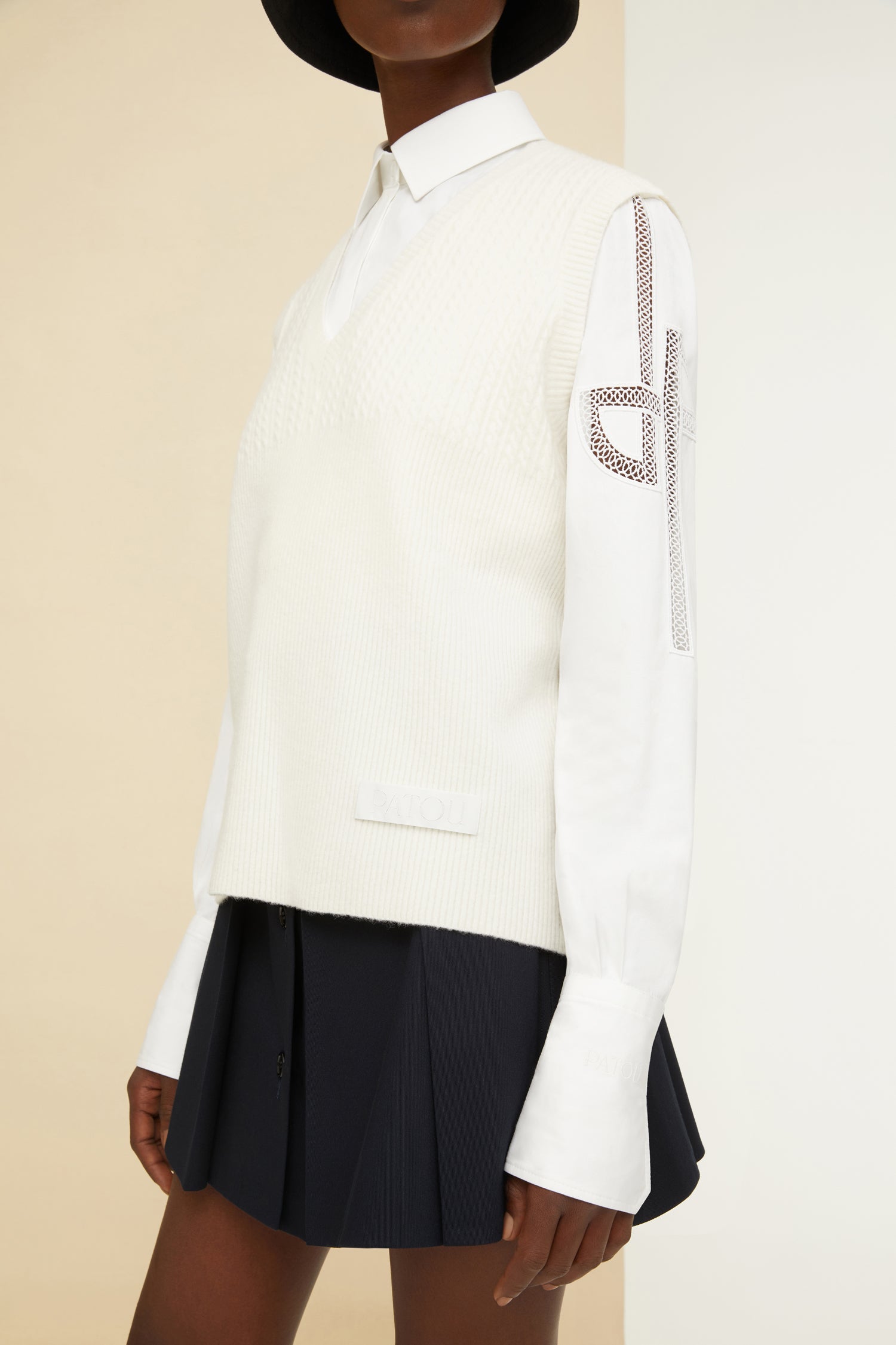Patou - Camicia in cotone bio con logo ricamato - Pearl - Il logo ricamato, la firma Patou. Camicia in popeline di cotone bianca bio. Bottoni nascosti; polsini abbottonati. Logo JP ricamato con punto giorno sulle maniche; logo Patou ricamato sul polsino sinistro. Spacchi laterali.