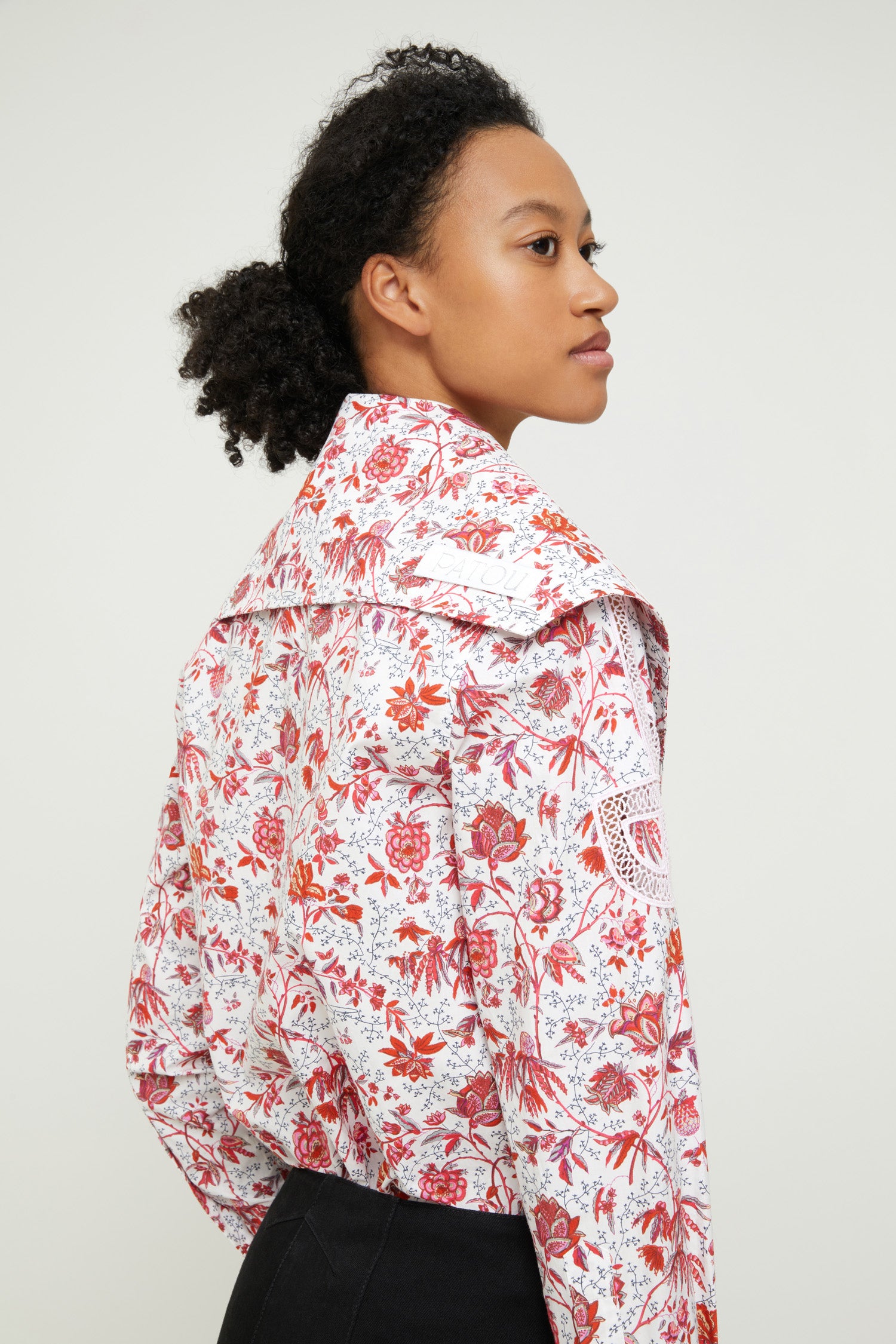 Patou - Embroidered logo shirt in organic cotton - Indienne - JPs and embroideries: modern Patou signatures.Printed organic cotton shirt featuring Act 2’s floral Indienne pattern. Spread collar. Concealed button fastening; buttoned cuffs. Side vents. Stylised JP logo embroidered in white on both sleeves; black Patou logo on the left cuff.