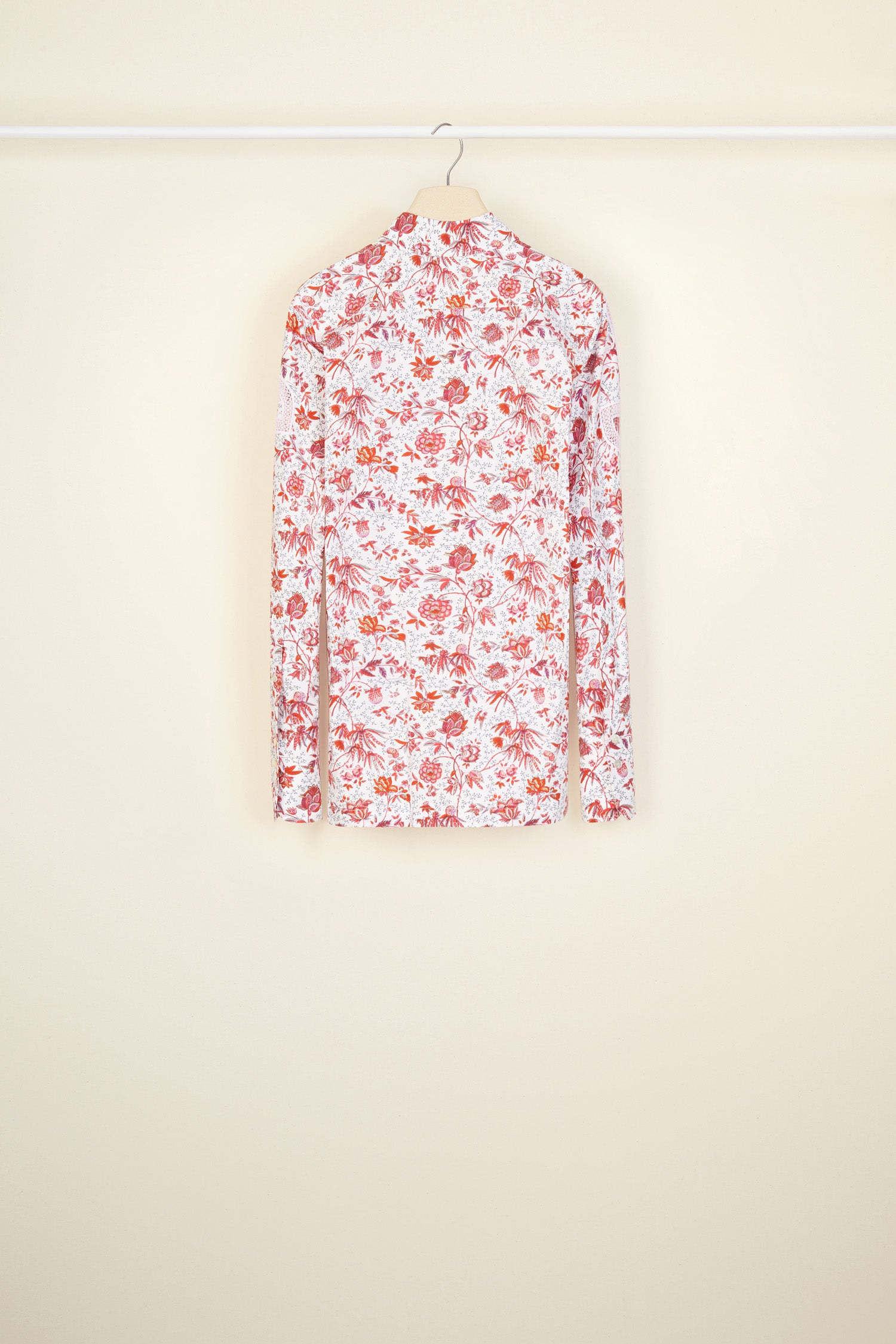 Patou - Embroidered logo shirt in organic cotton - Indienne - JPs and embroideries: modern Patou signatures.Printed organic cotton shirt featuring Act 2’s floral Indienne pattern. Spread collar. Concealed button fastening; buttoned cuffs. Side vents. Stylised JP logo embroidered in white on both sleeves; black Patou logo on the left cuff.