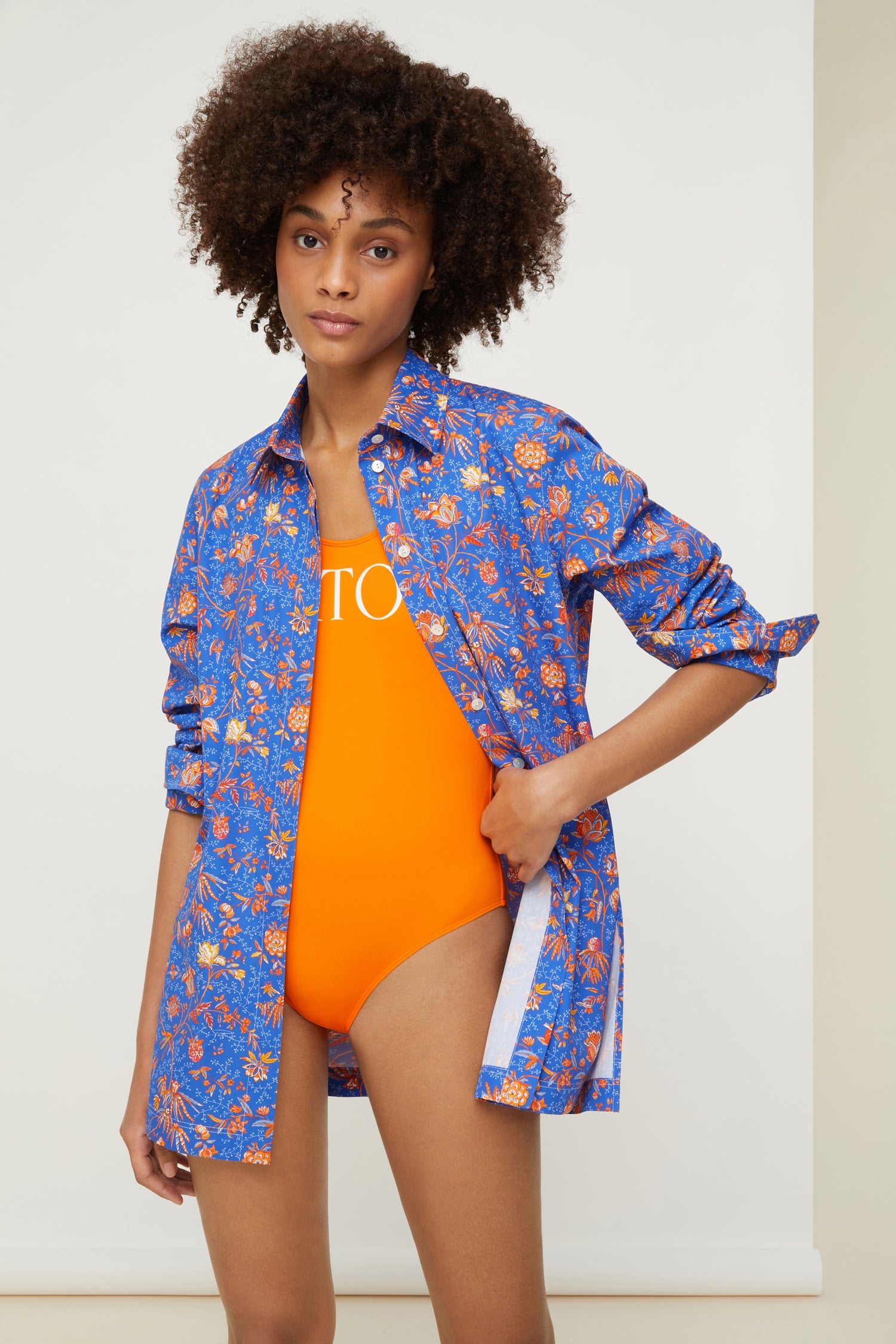 Patou - Camicia in cotone bio stampato - Citrus Summer Indienne - La camicia in cotone: un classico dello stile Patou, un nuovo must del guardaroba estivo. Camicia in popeline di cotone bio. Stampa Indienne, creata in esclusiva per Patou, in nuovi colori estivi. Bottoni nascosti; polsini abbottonati. Spacchi laterali.