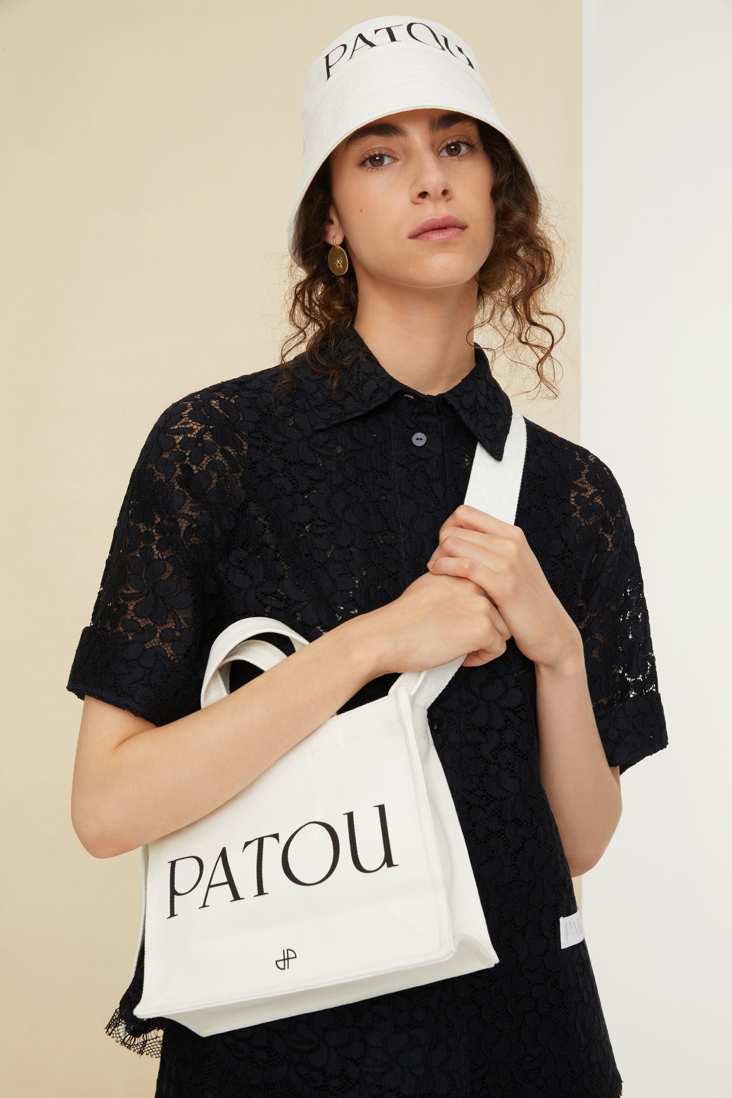 Patou - Camicia a maniche corte in pizzo eco-sostenibile - Night Blue - Il pizzo sostenibile diventa una camicia adorabile.Camicia in pizzo eco-sostenibile blu notte. Vestibilità oversize. Maniche corte.Chiusura con bottoni incisi JP. Etichetta bianca con logo Patou ricamato.