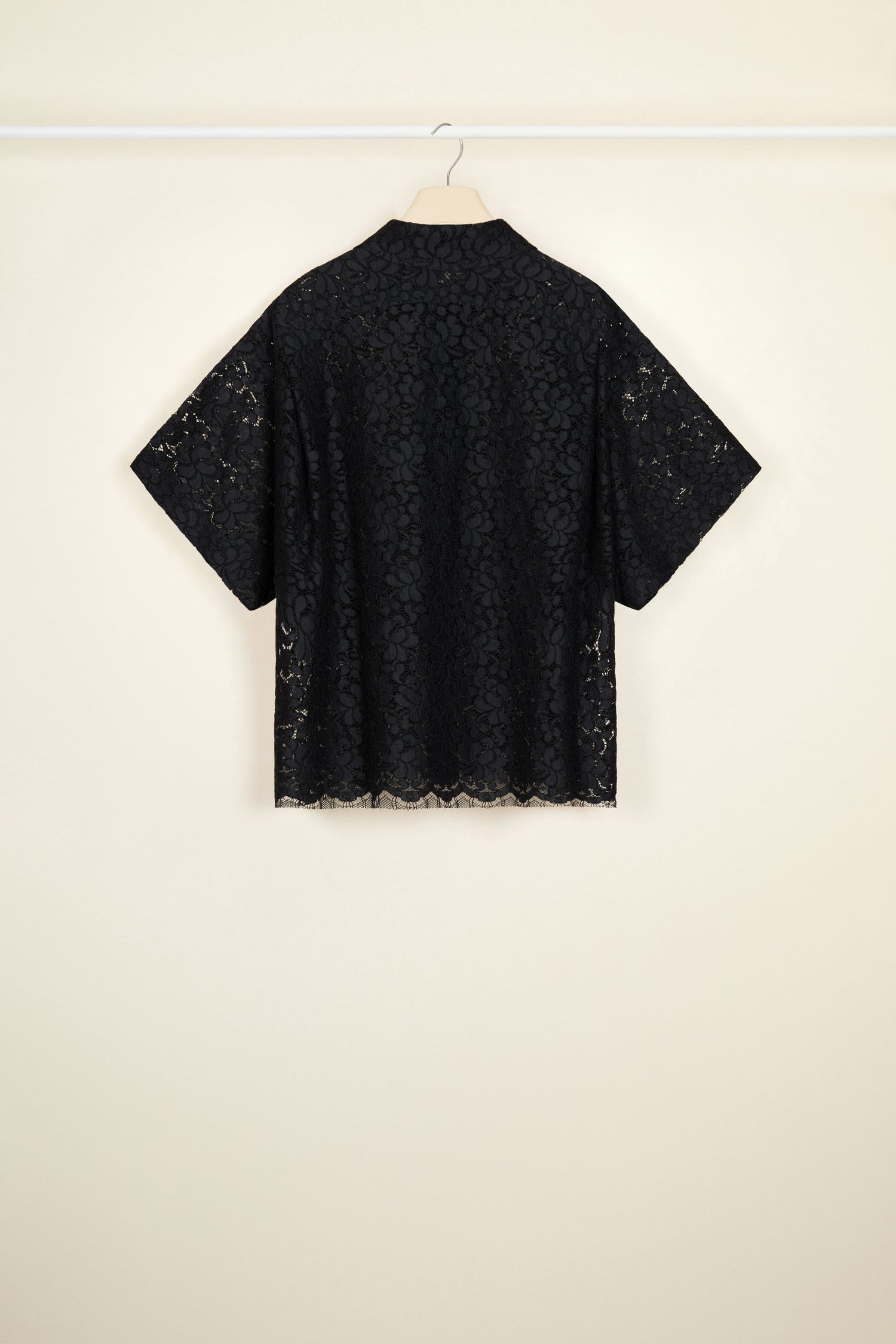 Patou - Camicia a maniche corte in pizzo eco-sostenibile - Night Blue - Il pizzo sostenibile diventa una camicia adorabile.Camicia in pizzo eco-sostenibile blu notte. Vestibilità oversize. Maniche corte.Chiusura con bottoni incisi JP. Etichetta bianca con logo Patou ricamato.