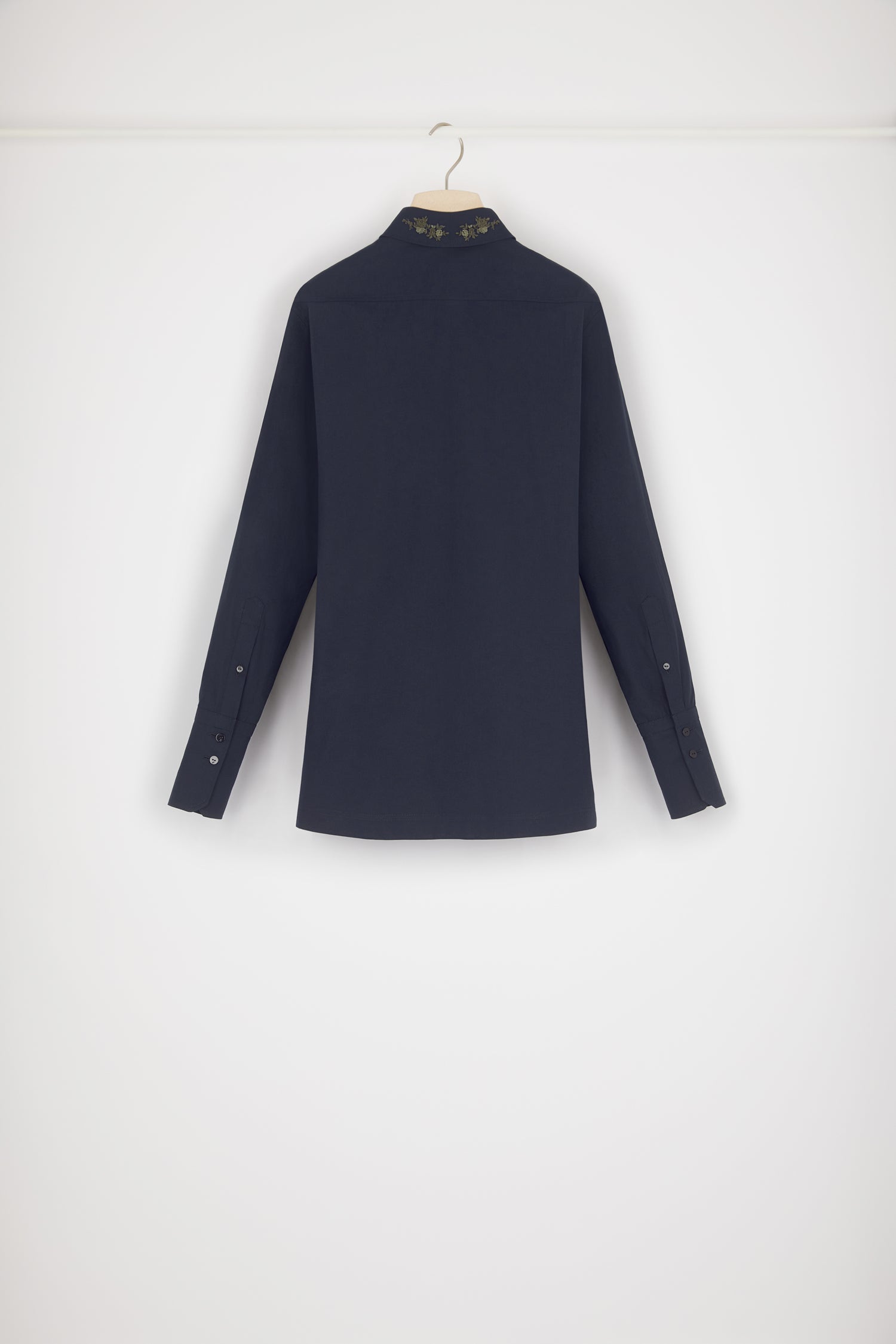 Patou - Camicia in cotone signature con colletto ricamato - Parisian Night - Patou lo dice con i fiori... ricamati.Camicia in cotone color Notte Parigina. Modello signature. Colletto ricamato con disegni floreali. Chiusura con bottoni nascosti. Polsini abbottonati. Logo Patou ricamato sulla manica sinistra. Spacchi laterali.