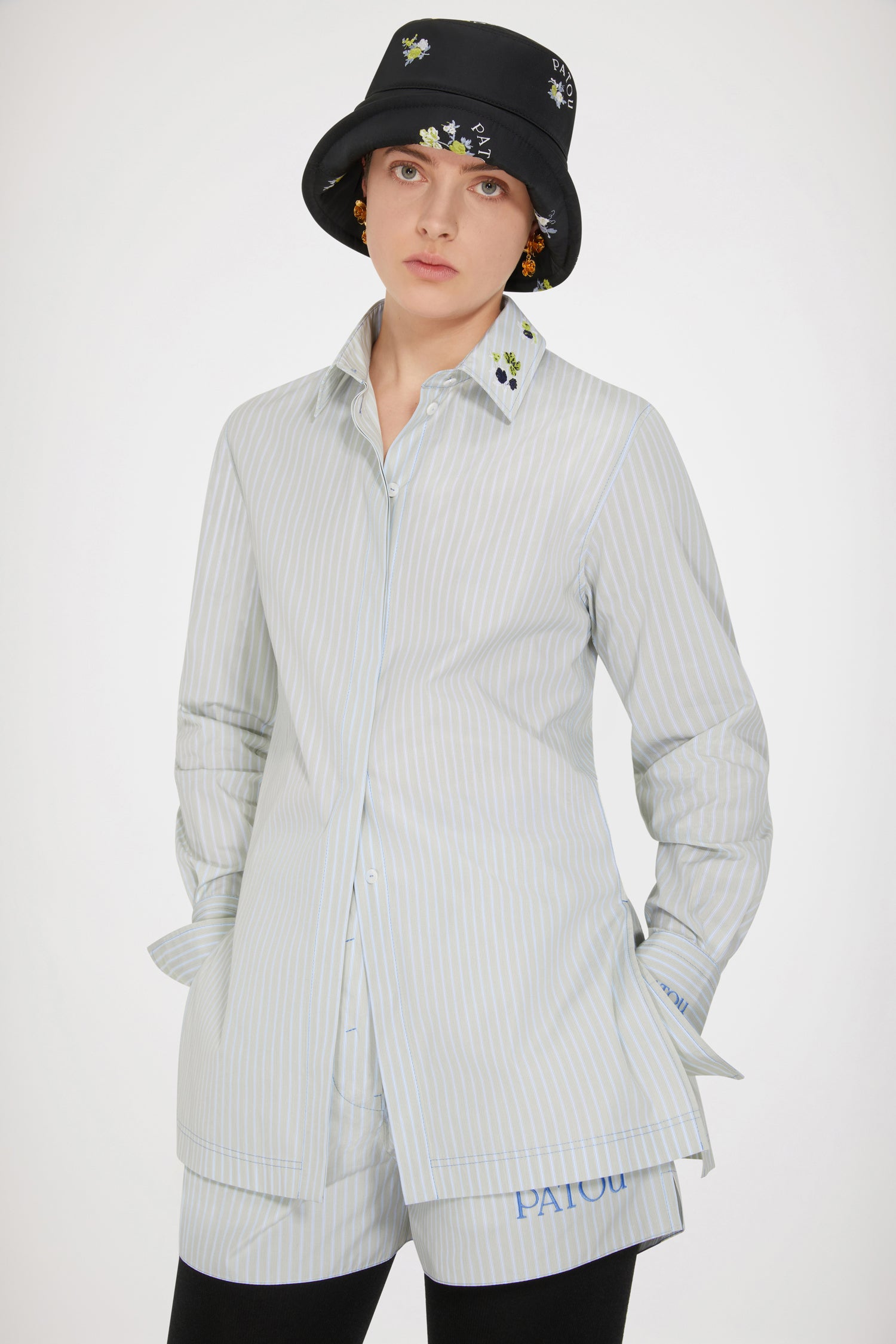 Patou - Camicia in cotone signature con colletto ricamato - Silver Green - Patou lo dice con i fiori... ricamati.Camicia in cotone color Verde Argento. Righe sottili. Modello signature. Colletto ricamato con disegni floreali. Chiusura con bottoni nascosti. Polsini abbottonati. Logo Patou ricamato sulla manica sinistra. Spacchi laterali.