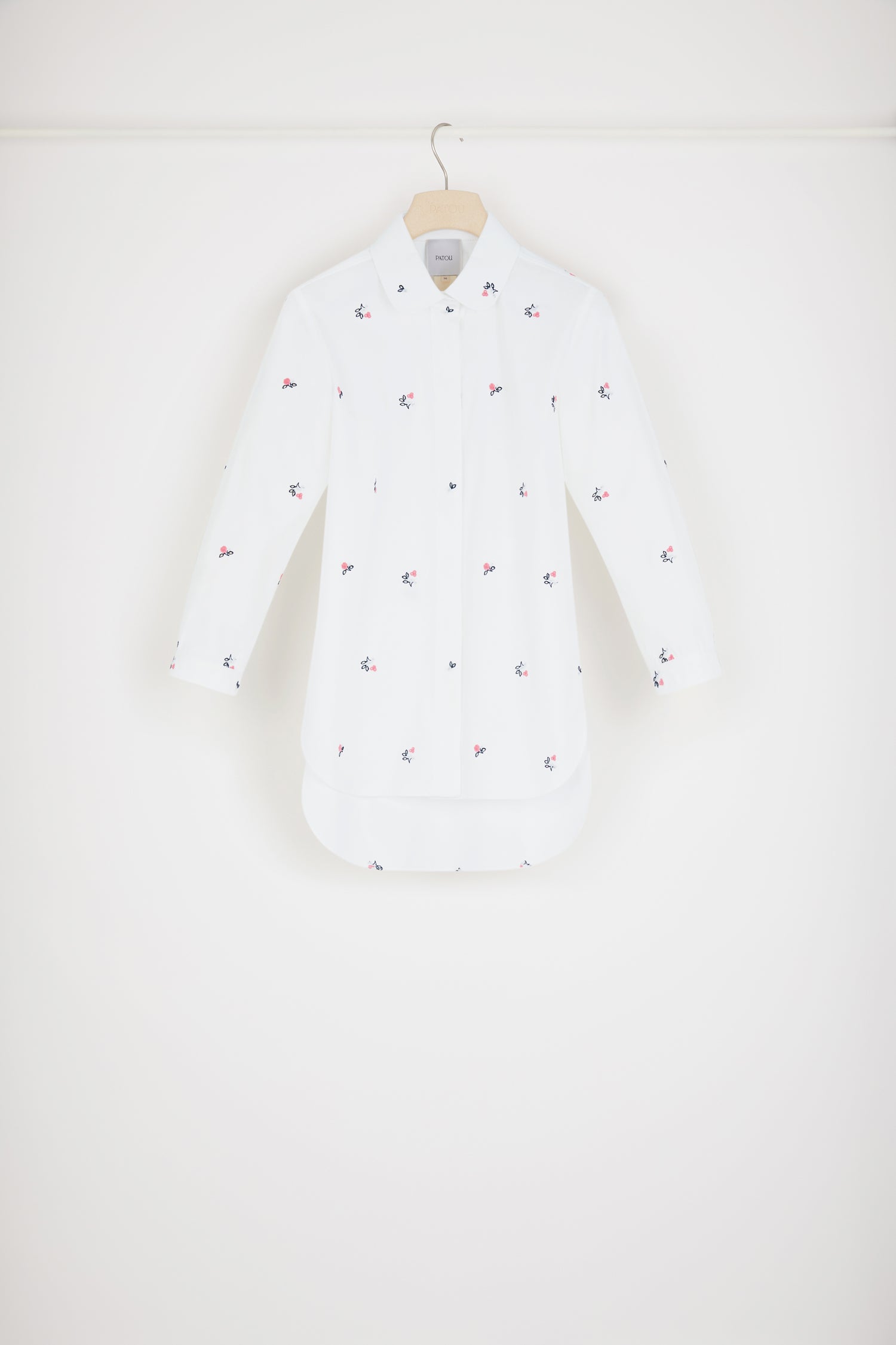 Patou - Camicia baby ricamata in cotone bio - White - Lo spirito Patou fiorisce sulla camicia.Camicia in cotone bio bianco. Ricami floreali. Colletto tondo. Chiusura con bottoni nascosti. Maniche leggermente accorciate. Spacchi laterali. Orlo curvo.
