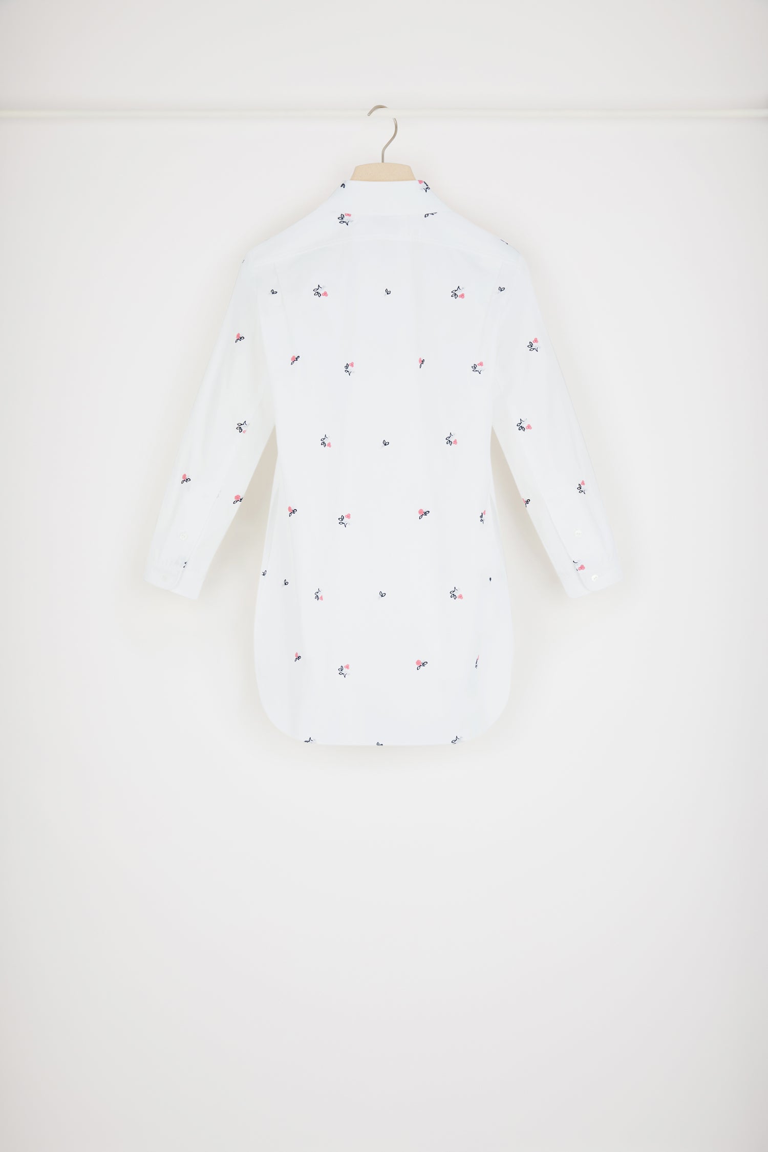 Patou - Camicia baby ricamata in cotone bio - White - Lo spirito Patou fiorisce sulla camicia.Camicia in cotone bio bianco. Ricami floreali. Colletto tondo. Chiusura con bottoni nascosti. Maniche leggermente accorciate. Spacchi laterali. Orlo curvo.