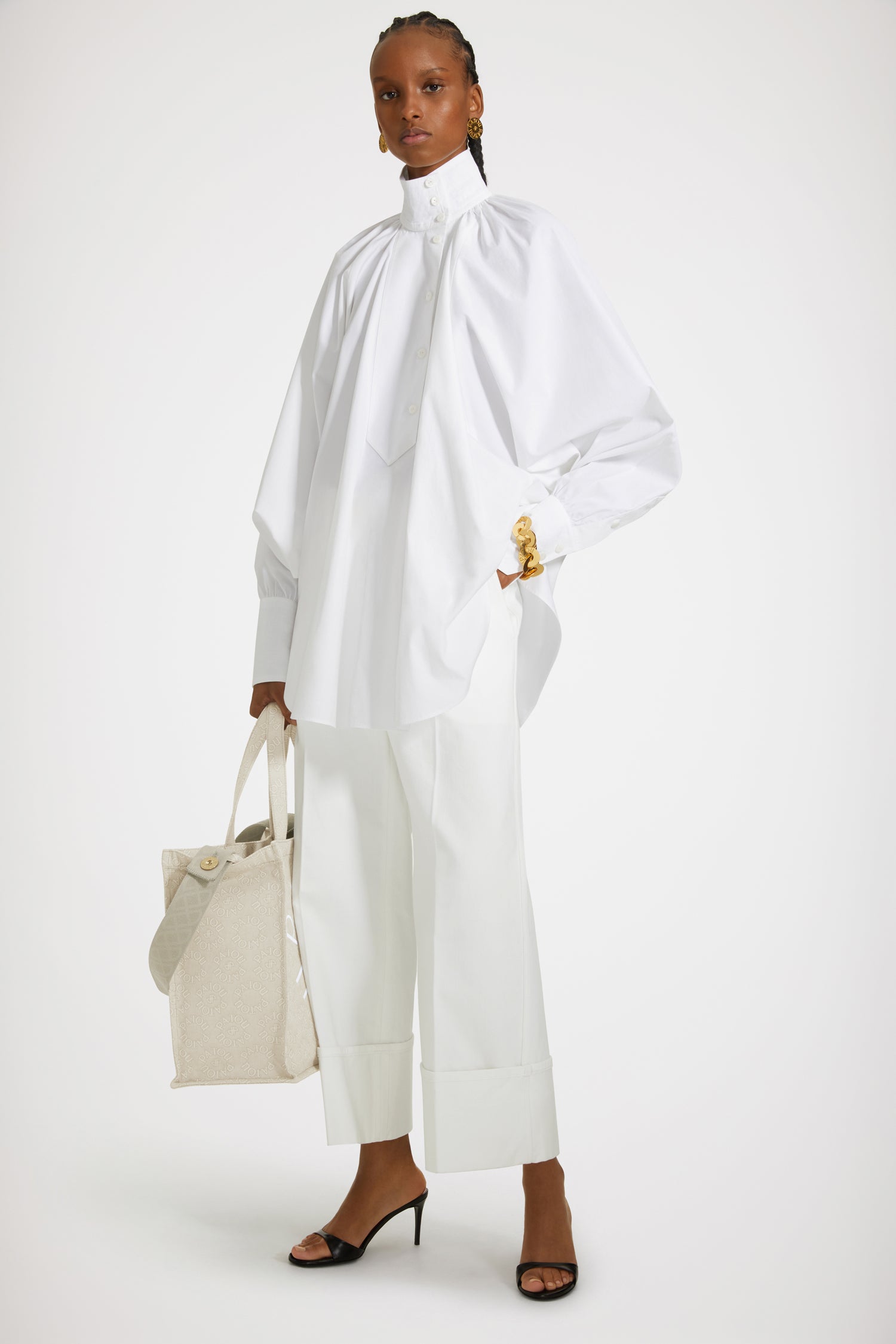 Patou - Blusa a collo alto in cotone bio - White - La blusa da pittore, un capolavoro contemporaneo. Blusa in cotone bio bianco. Silhouette asimmetrica con vestibilità ampia. Collo alto. Chiusura parziale con bottoni sul davanti. Dettaglio di ruche sul retro. Maniche a pipistrello. Polsini abbottonati. Vestibilità ampia (seleziona una taglia in meno per un look aderente).