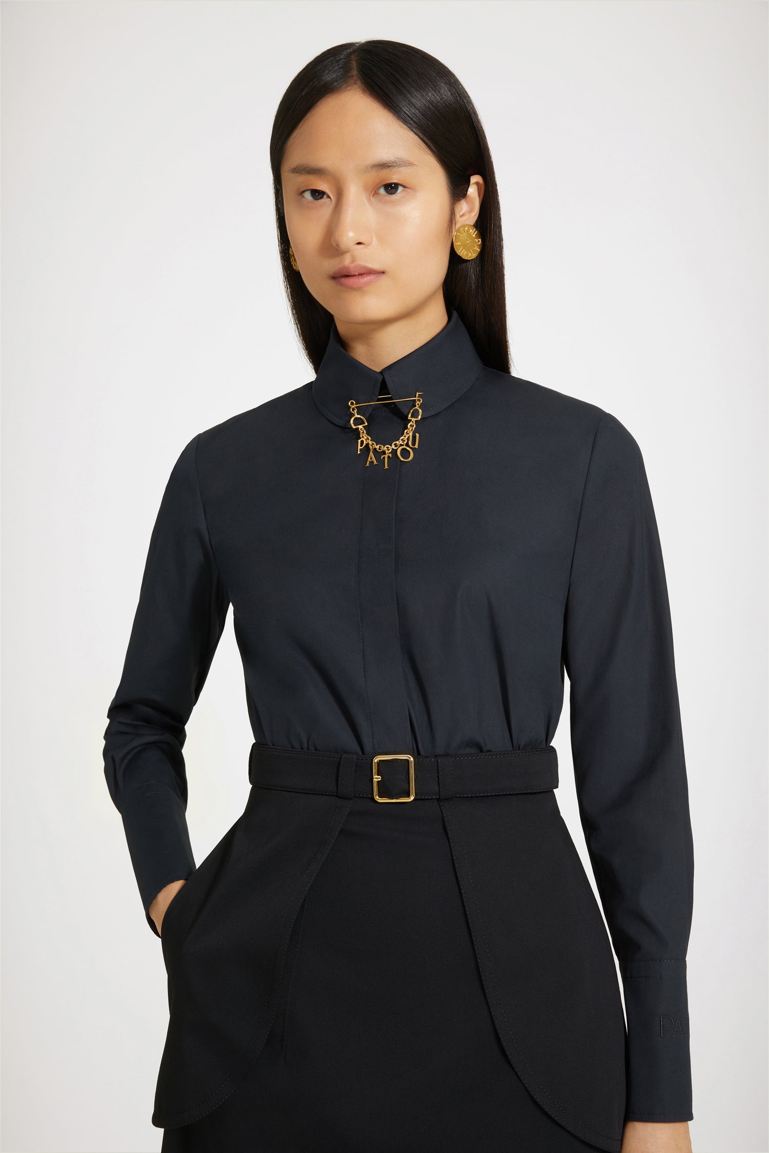 Patou - Chemise cintrée en coton bio - Total Eclipse - Chic, un classique !Chemise en coton bio noir éclipse. Coupe asymétrique plus longue au dos. Gorge cachée. Larges poignets boutonnés.