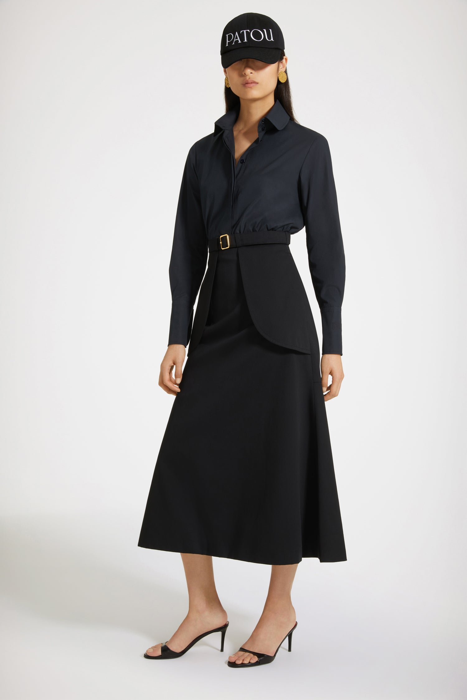 Patou - Chemise cintrée en coton bio - Total Eclipse - Chic, un classique !Chemise en coton bio noir éclipse. Coupe asymétrique plus longue au dos. Gorge cachée. Larges poignets boutonnés.