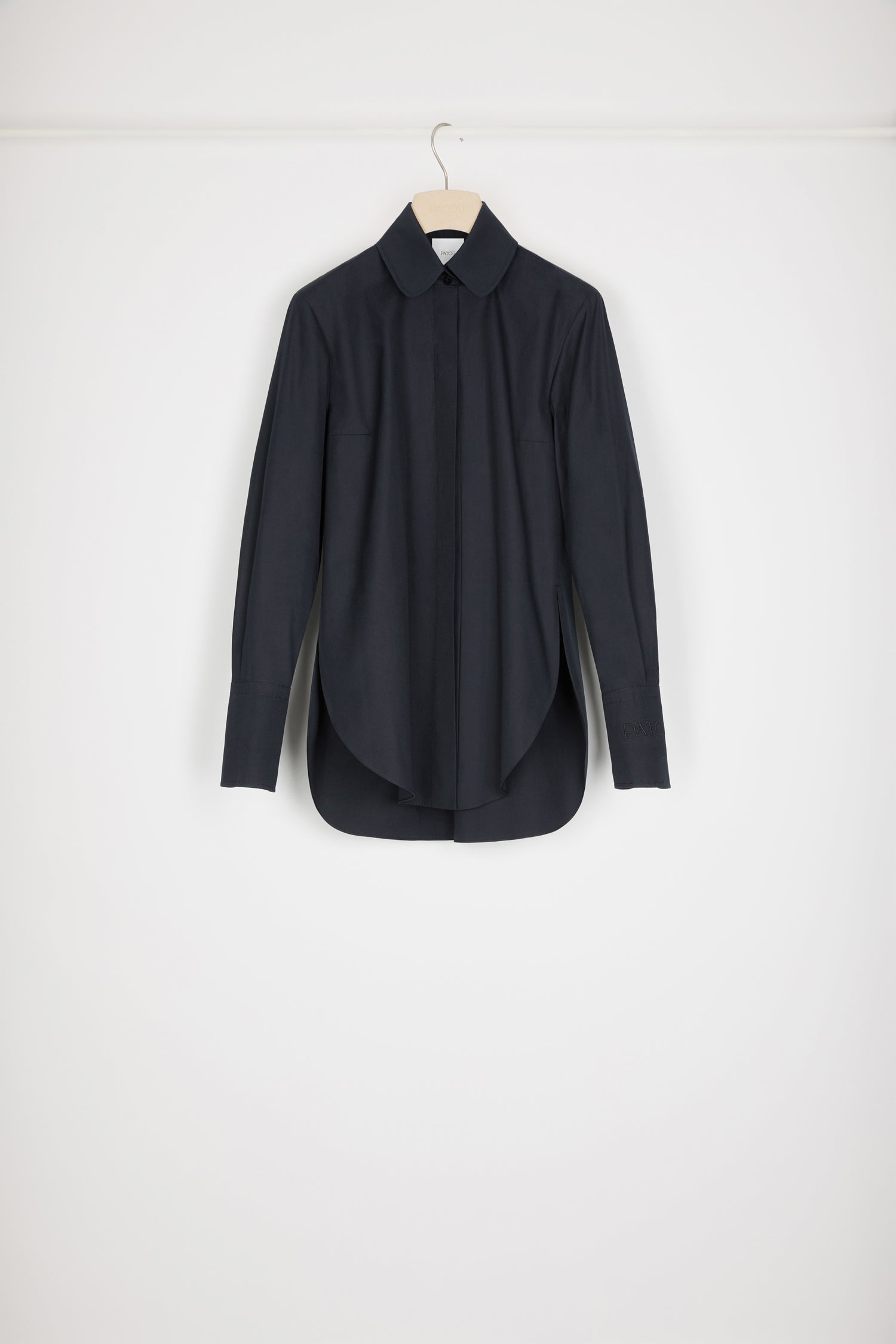 Patou - Chemise cintrée en coton bio - Total Eclipse - Chic, un classique !Chemise en coton bio noir éclipse. Coupe asymétrique plus longue au dos. Gorge cachée. Larges poignets boutonnés.