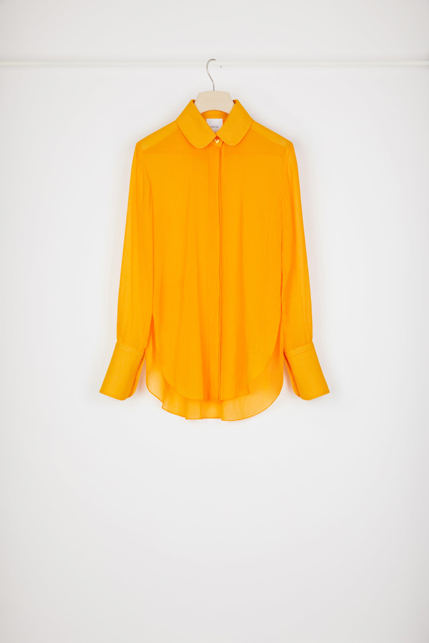 Patou - Chemise transparente en coton bio - Marigold - Une nouvelle chemise toute en transparence et en élégance.Chemise en coton bio orange souci. Texture légère partiellement transparente. Col claudine. Gorge cachée. Poignets boutonnés. Couture arrondie signature au dos.