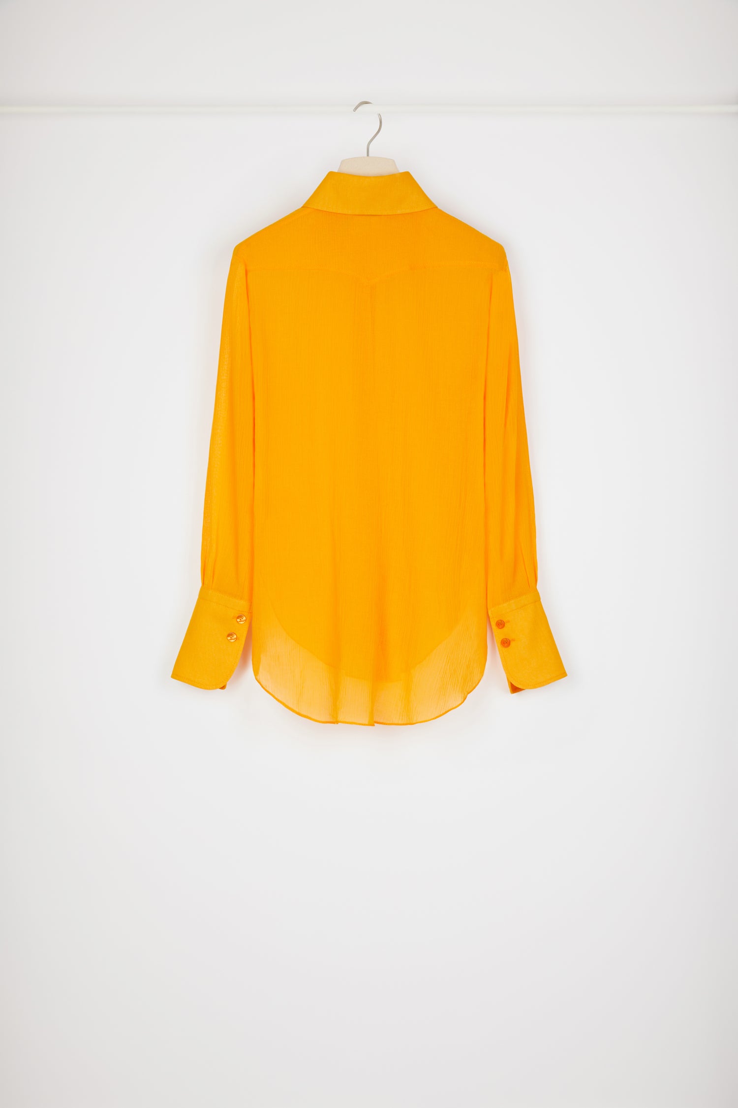 Patou - Chemise transparente en coton bio - Marigold - Une nouvelle chemise toute en transparence et en élégance.Chemise en coton bio orange souci. Texture légère partiellement transparente. Col claudine. Gorge cachée. Poignets boutonnés. Couture arrondie signature au dos.