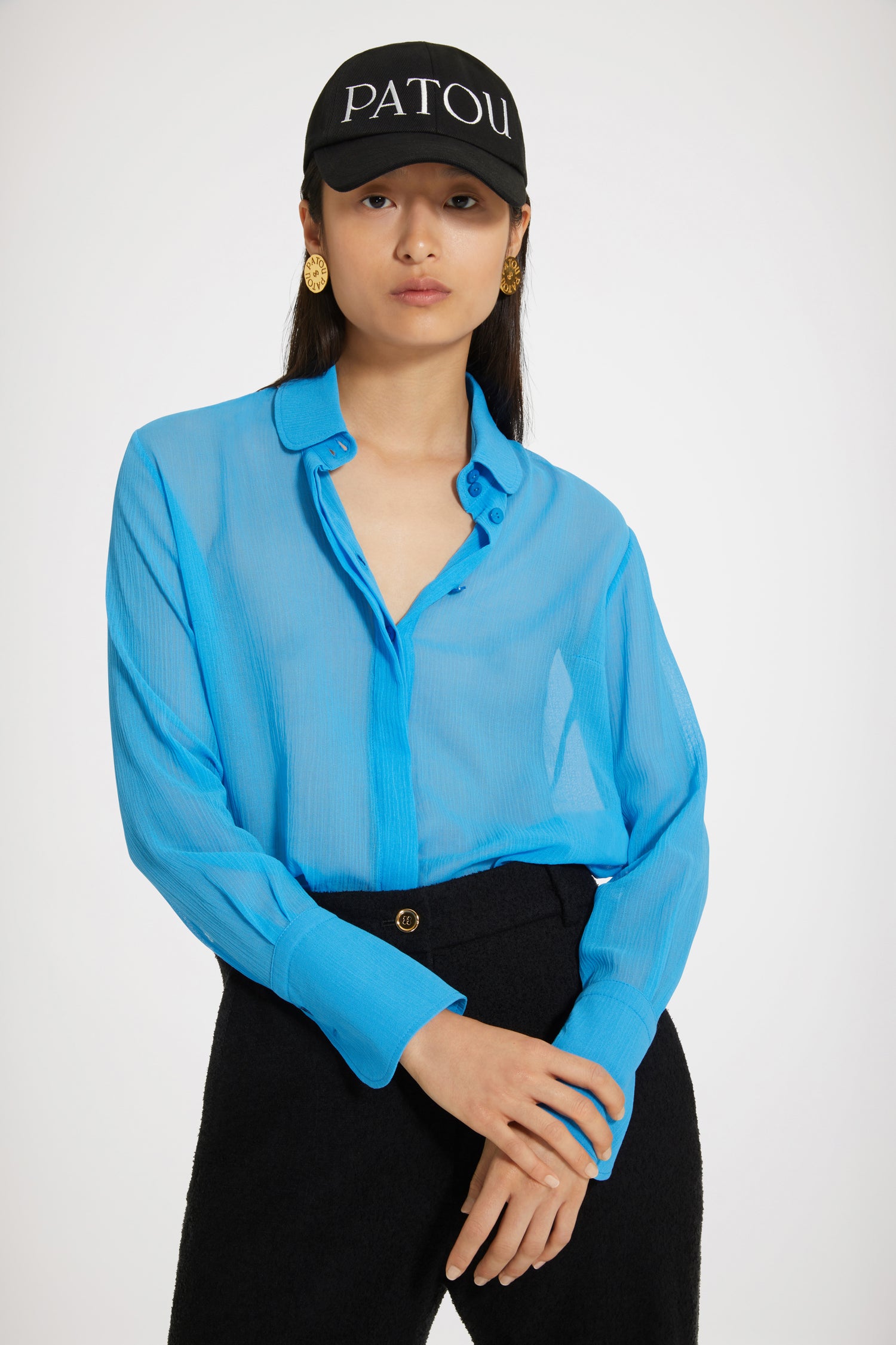 Patou - オーガニックコットン製シアーシャツ - Blue Jewel - シアーなデザインがセンセーショナルなパトゥシャツの新バージョン。ブルージュエルカラーのオーガニックコットン製シャツ。軽量のクレープ地が繊細な透け感を演出します。ピーターパンカラー。隠しボタンプラケット。袖口にボタン付き。バックにブランドを象徴するカーブシーム。