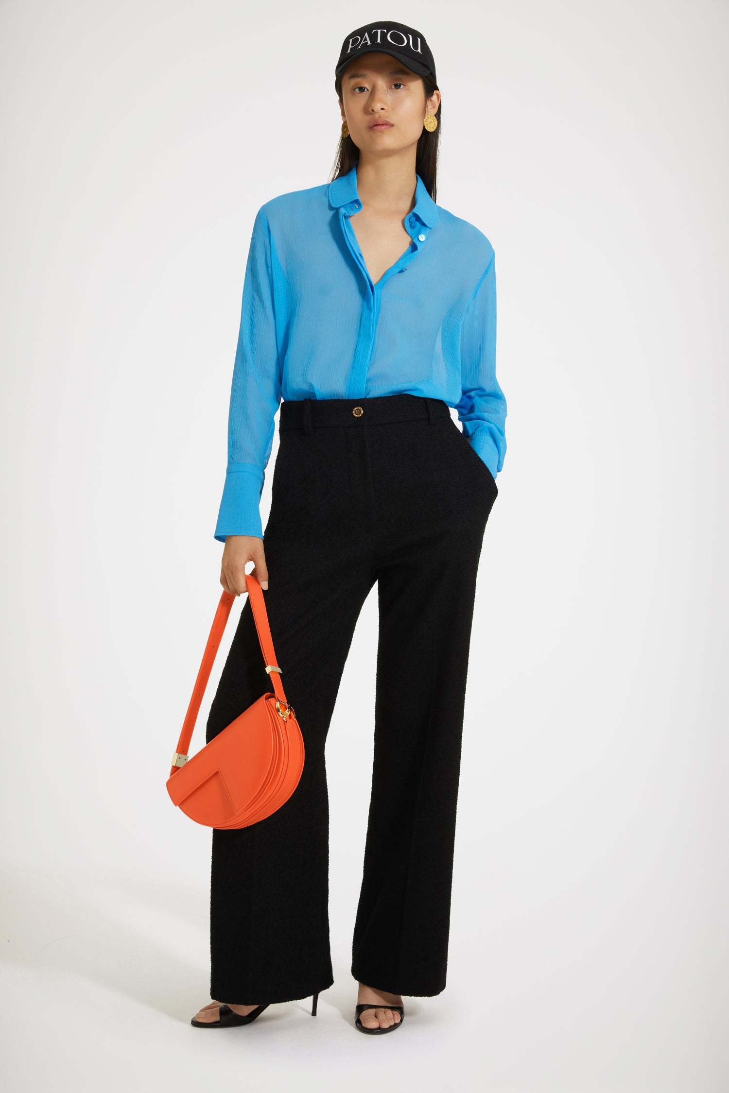 Patou - オーガニックコットン製シアーシャツ - Blue Jewel - シアーなデザインがセンセーショナルなパトゥシャツの新バージョン。ブルージュエルカラーのオーガニックコットン製シャツ。軽量のクレープ地が繊細な透け感を演出します。ピーターパンカラー。隠しボタンプラケット。袖口にボタン付き。バックにブランドを象徴するカーブシーム。