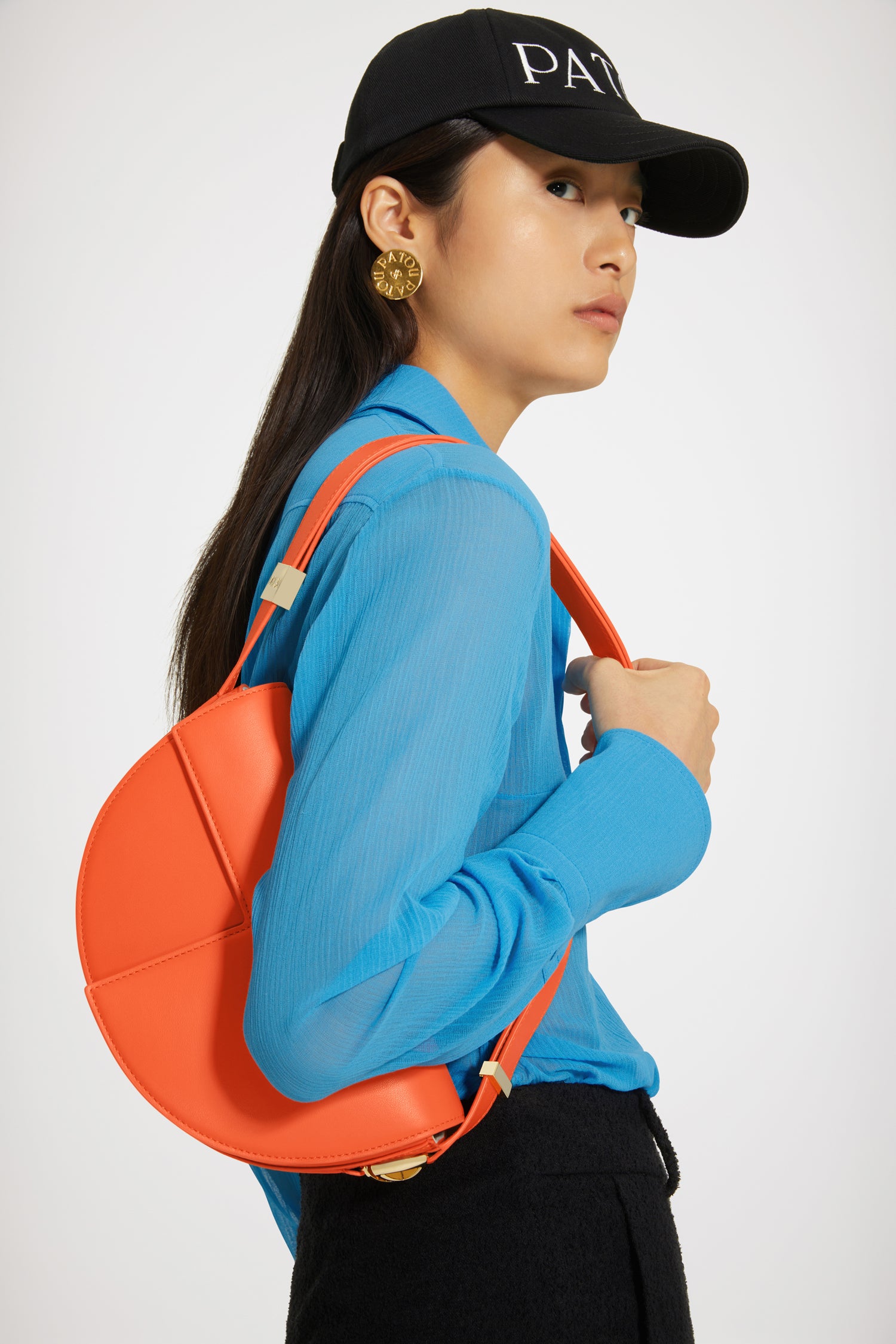 Patou - オーガニックコットン製シアーシャツ - Blue Jewel - シアーなデザインがセンセーショナルなパトゥシャツの新バージョン。ブルージュエルカラーのオーガニックコットン製シャツ。軽量のクレープ地が繊細な透け感を演出します。ピーターパンカラー。隠しボタンプラケット。袖口にボタン付き。バックにブランドを象徴するカーブシーム。