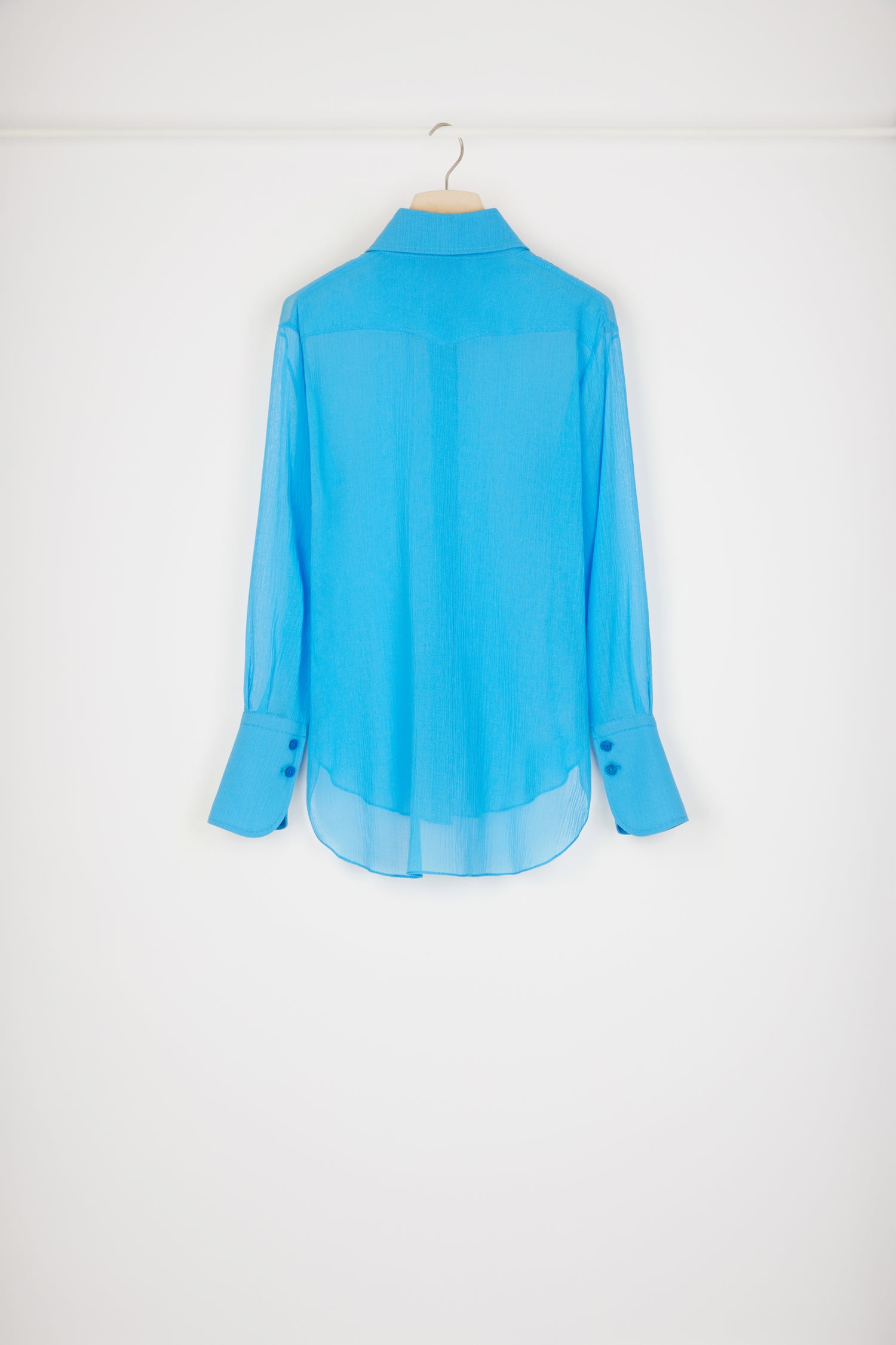 Patou - オーガニックコットン製シアーシャツ - Blue Jewel - シアーなデザインがセンセーショナルなパトゥシャツの新バージョン。ブルージュエルカラーのオーガニックコットン製シャツ。軽量のクレープ地が繊細な透け感を演出します。ピーターパンカラー。隠しボタンプラケット。袖口にボタン付き。バックにブランドを象徴するカーブシーム。