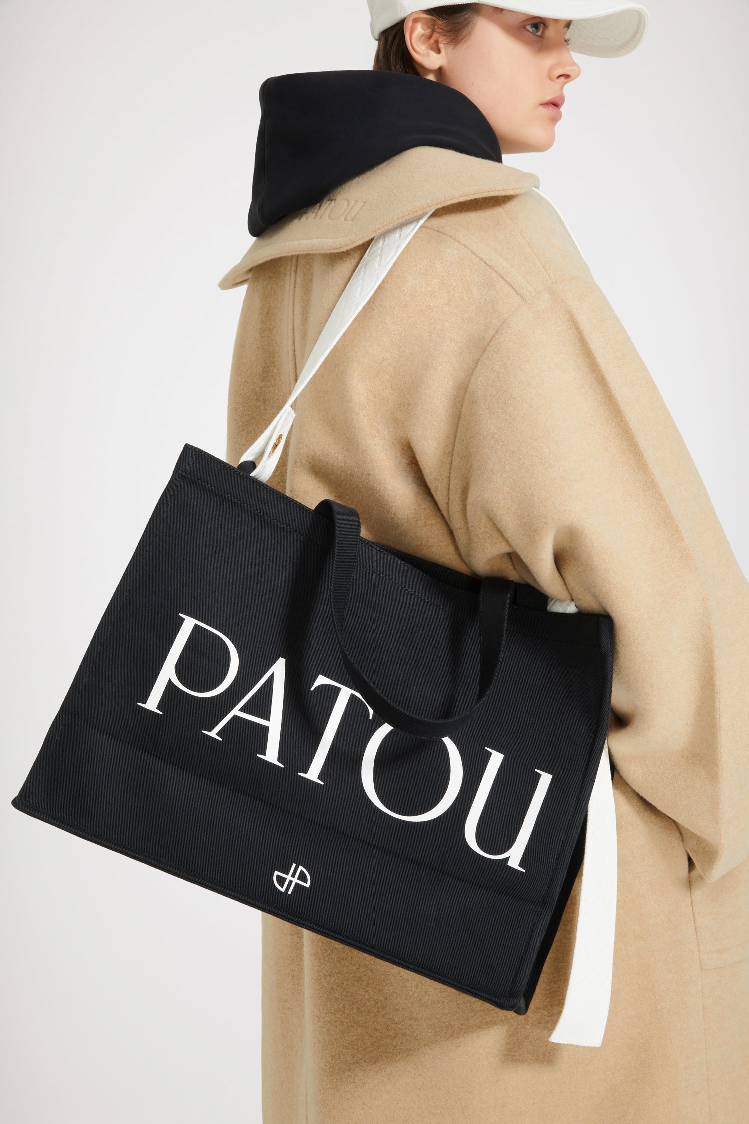 Patou - Cappotto maxi in lana double face - Biscuit - Doppia eleganza.Cappotto in lana double face beige biscotto. Vestibilità oversize. Silhouette monopetto con chiusura decentrata. Bottoni oro incisi Patou. Collo in stile marinaio con logo Patou ricamato sul retro. Cintura da annodare in vita. Maxi tasche con patta. Vestibilità ampia (seleziona una taglia in meno per un look aderente).