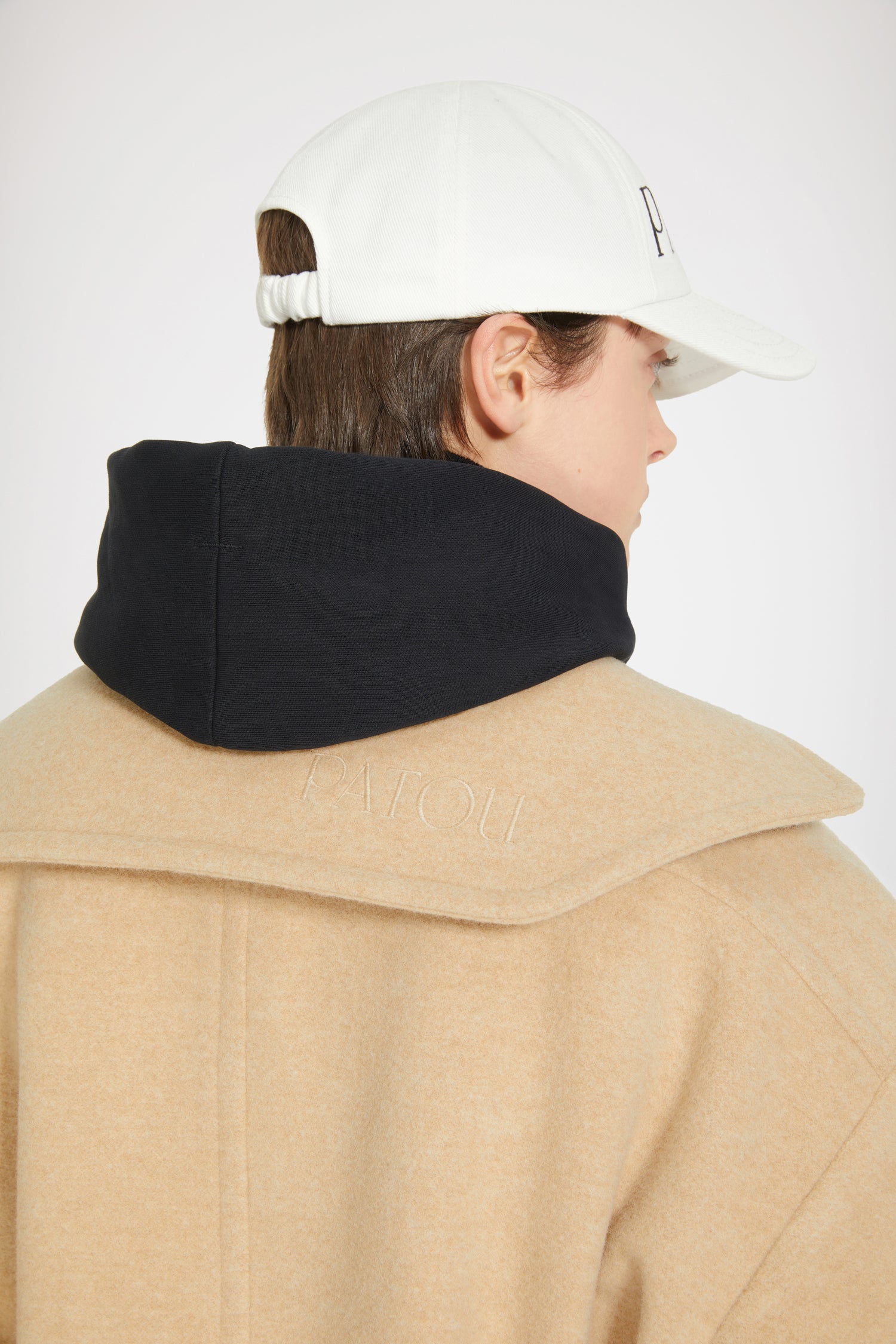 Patou - Cappotto maxi in lana double face - Biscuit - Doppia eleganza.Cappotto in lana double face beige biscotto. Vestibilità oversize. Silhouette monopetto con chiusura decentrata. Bottoni oro incisi Patou. Collo in stile marinaio con logo Patou ricamato sul retro. Cintura da annodare in vita. Maxi tasche con patta. Vestibilità ampia (seleziona una taglia in meno per un look aderente).