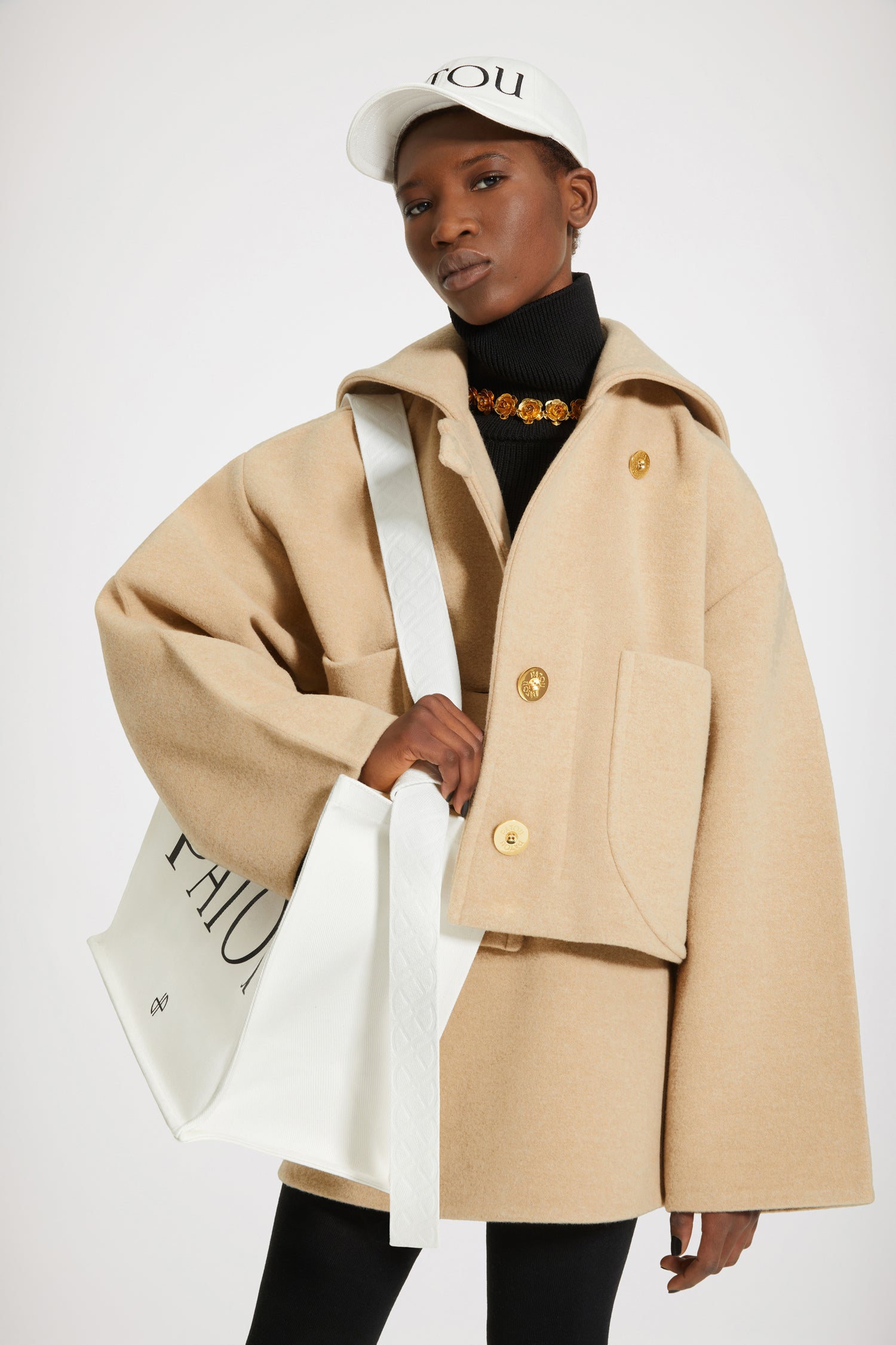Patou - Manteau court en laine double face - Biscuit - La laine double face mise sur le court.Manteau en laine double face beige biscuit. Coupe courte. Modèle droit avec boutonnage décentré sur l’avant. Boutons dorés gravés Patou. Col style vareuse brodé Patou au dos. Maxi poches plaquées. Coupe loose (pour une coupe plus ajustée : prendre une taille en-dessous de votre taille habituelle).