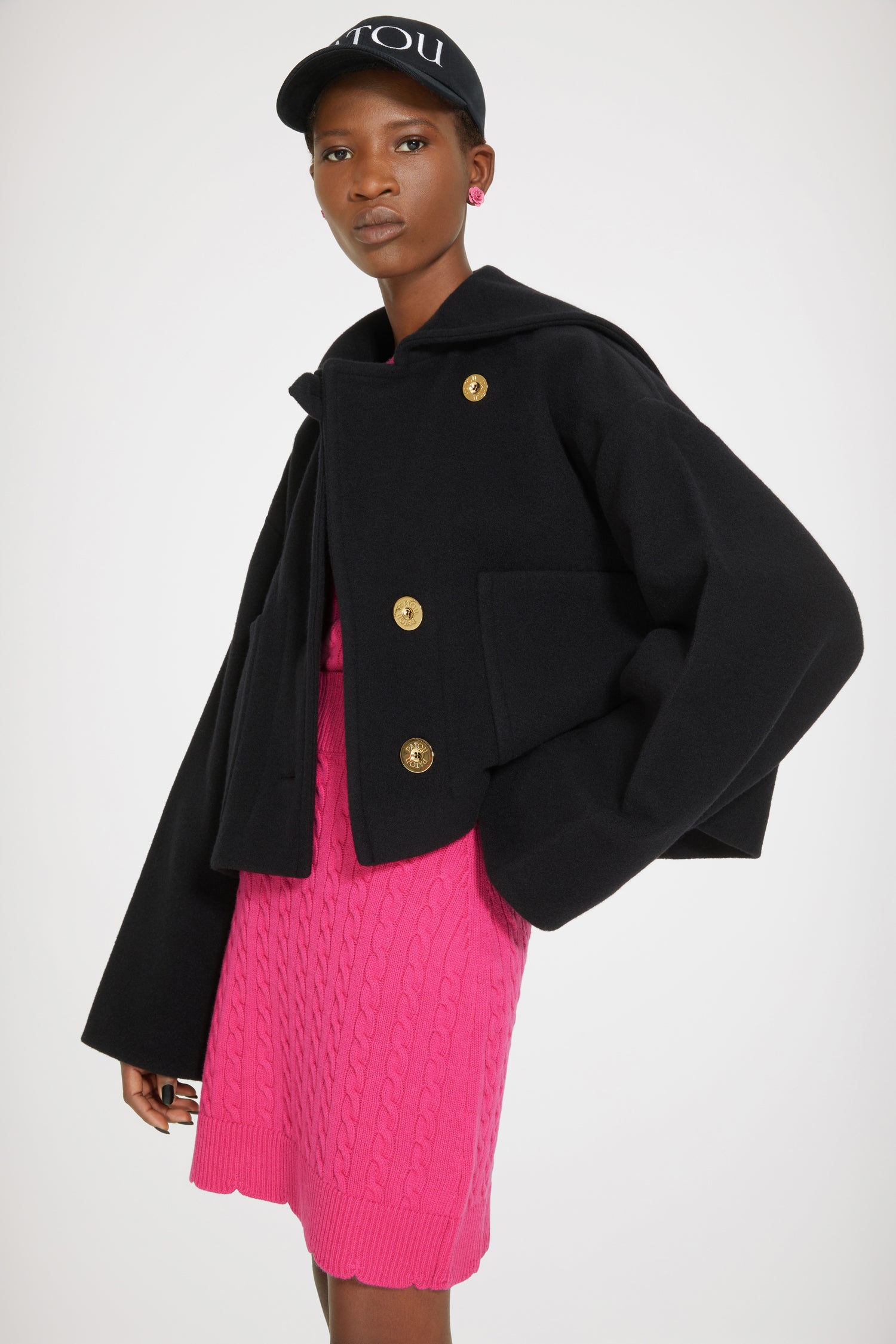 Patou - ダブルフェイスウール クロップコート - Black - シングルブレスト、ダブルフェイス:パトゥの勝利を約束するアウターのルール。ブラックのダブルフェイスウール製コート。丈の短いシルエット。シングルブレストデザイン、フロントでオフセンターボタン留め、トップにボタンループ。パトゥ刻印入りゴールドトーンボタン。セータースタイルのフラップカラー、バックにパトゥロゴ刺繍。オーバーサイズ パッチポケット。ルーズフィット(フィット感をお求めの場合はワンサイズ下をお選びください)。
