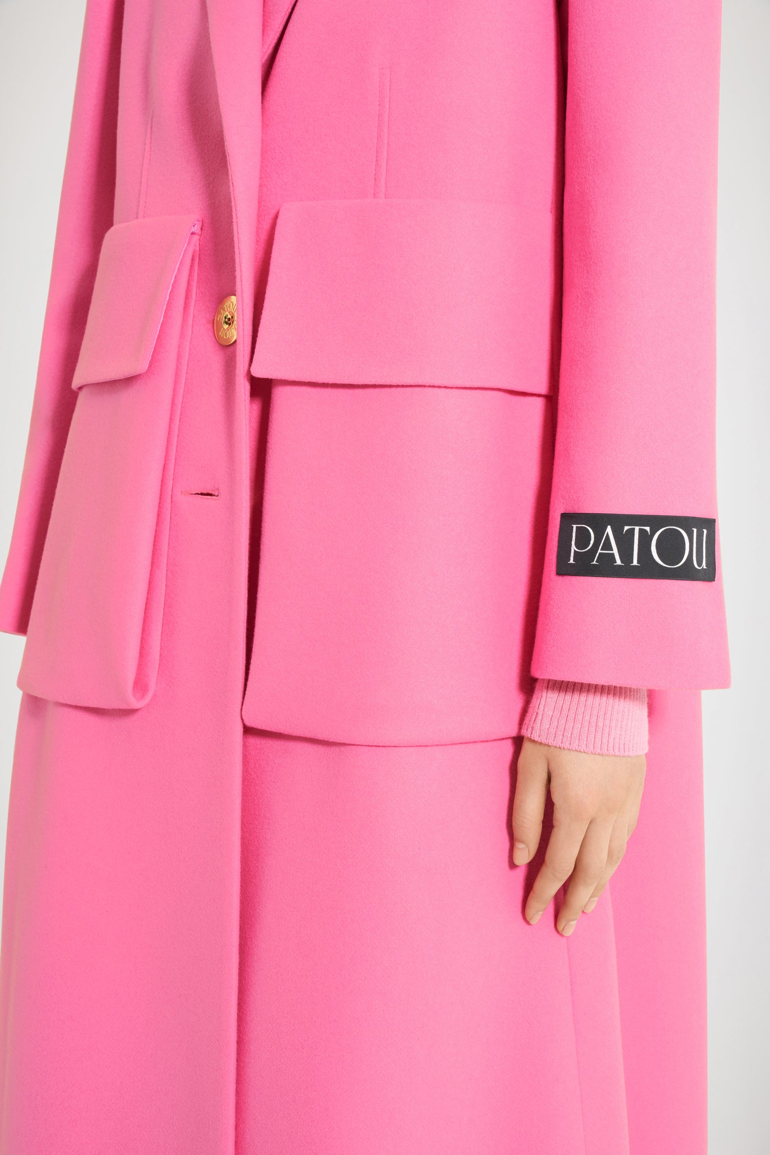 Patou - Maxi pocket coat in wool - Darling Pink - In with the new Patou outerwear!Darling Pink wool coat. Slightly flared silhouette. Single-breasted style. Three gold-tone Patou-engraved buttons at the front. Two maxi flap pockets. Black Patou label on the left sleeve. Buttoned cuffs. Single vent at the back. Fully lined.