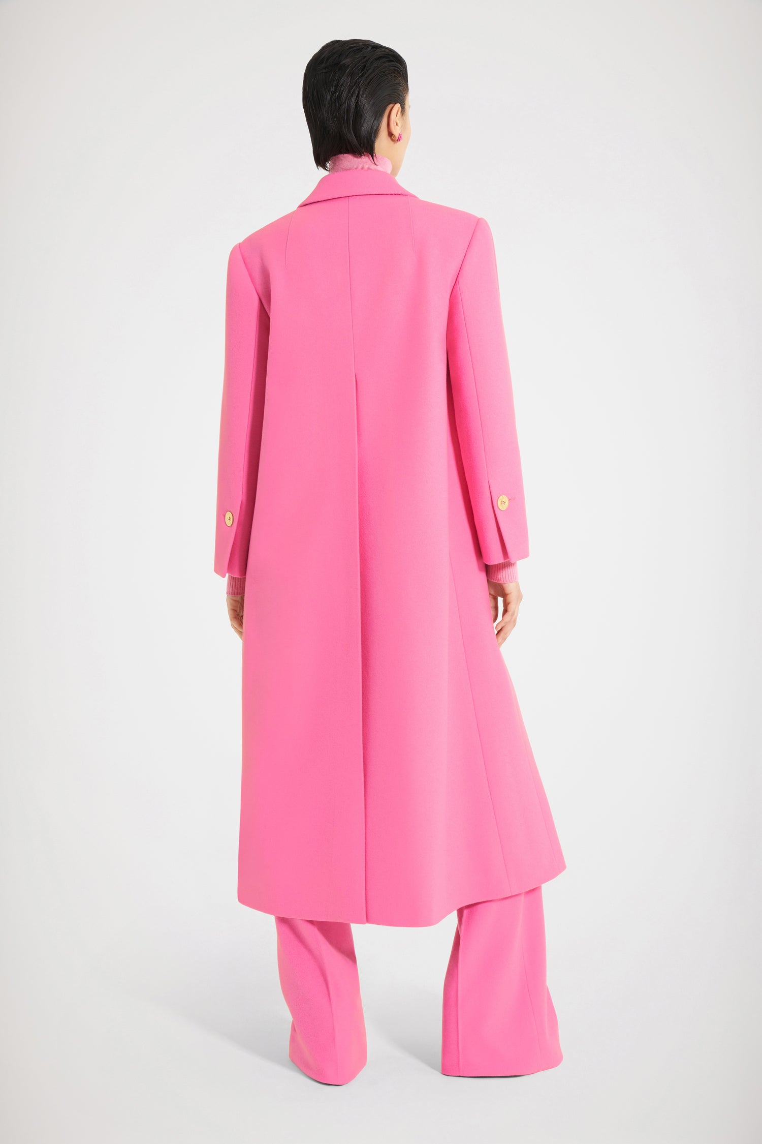Patou - Maxi pocket coat in wool - Darling Pink - In with the new Patou outerwear!Darling Pink wool coat. Slightly flared silhouette. Single-breasted style. Three gold-tone Patou-engraved buttons at the front. Two maxi flap pockets. Black Patou label on the left sleeve. Buttoned cuffs. Single vent at the back. Fully lined.