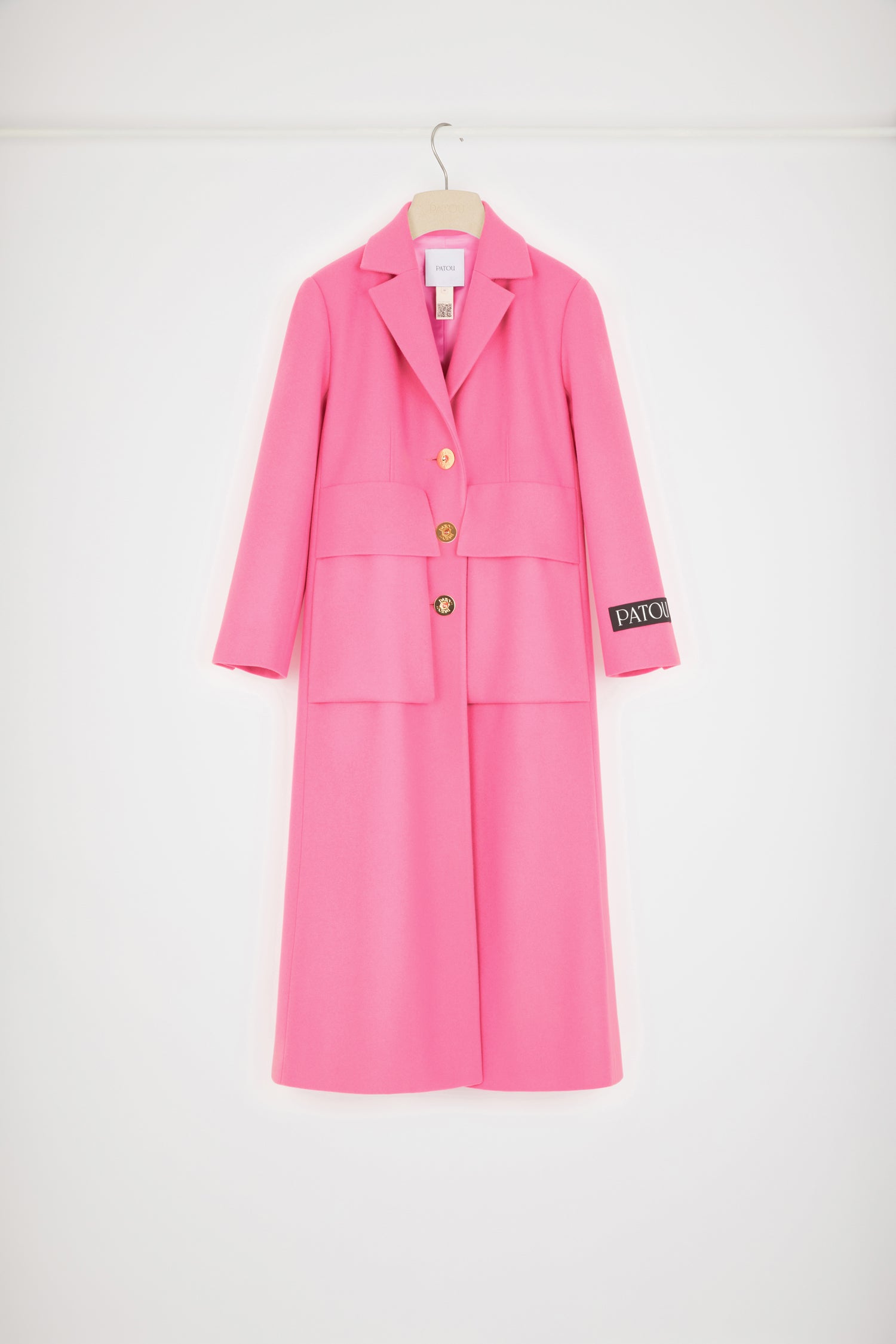 Patou - Maxi pocket coat in wool - Darling Pink - In with the new Patou outerwear!Darling Pink wool coat. Slightly flared silhouette. Single-breasted style. Three gold-tone Patou-engraved buttons at the front. Two maxi flap pockets. Black Patou label on the left sleeve. Buttoned cuffs. Single vent at the back. Fully lined.