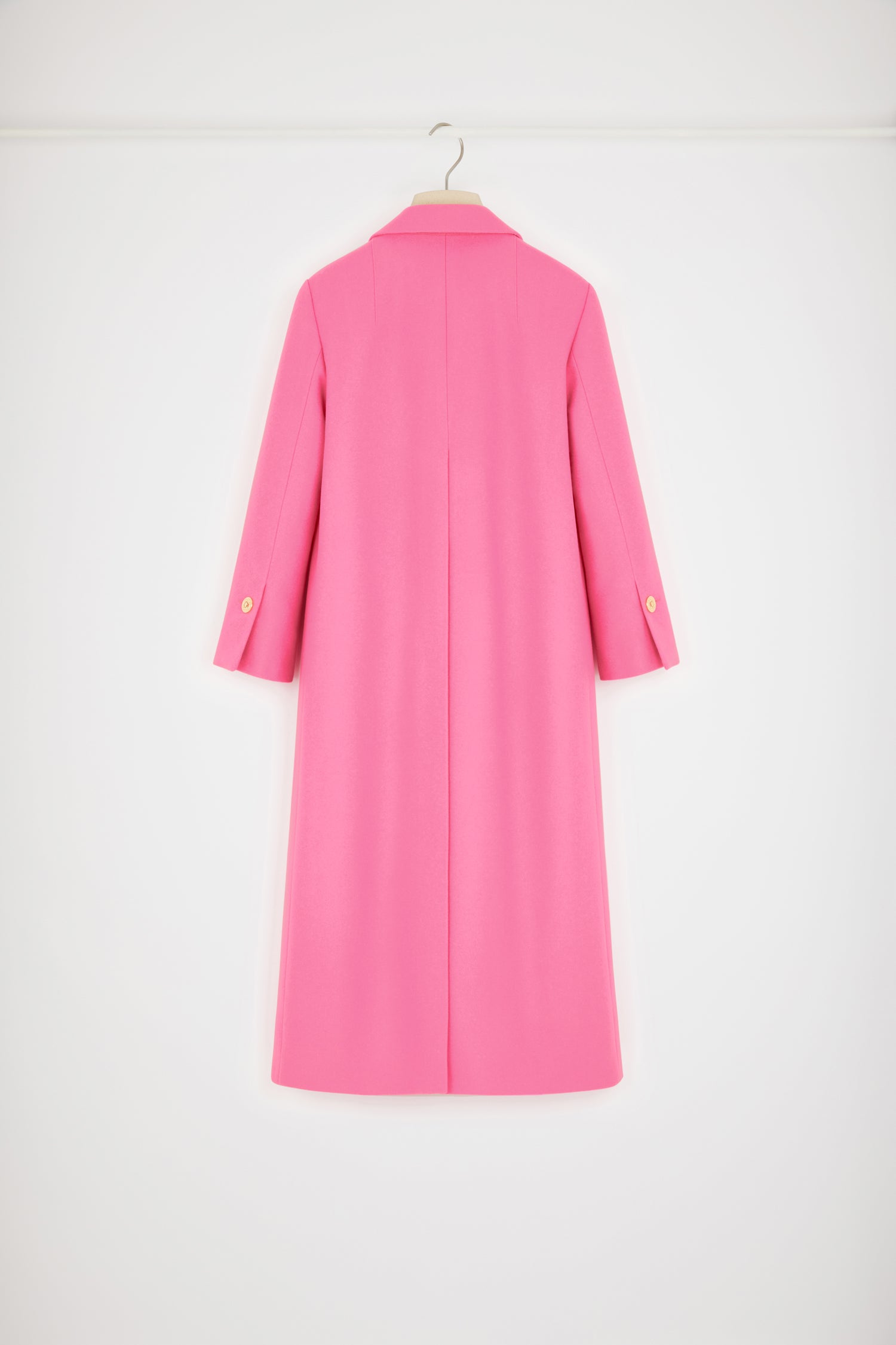 Patou - Maxi pocket coat in wool - Darling Pink - In with the new Patou outerwear!Darling Pink wool coat. Slightly flared silhouette. Single-breasted style. Three gold-tone Patou-engraved buttons at the front. Two maxi flap pockets. Black Patou label on the left sleeve. Buttoned cuffs. Single vent at the back. Fully lined.
