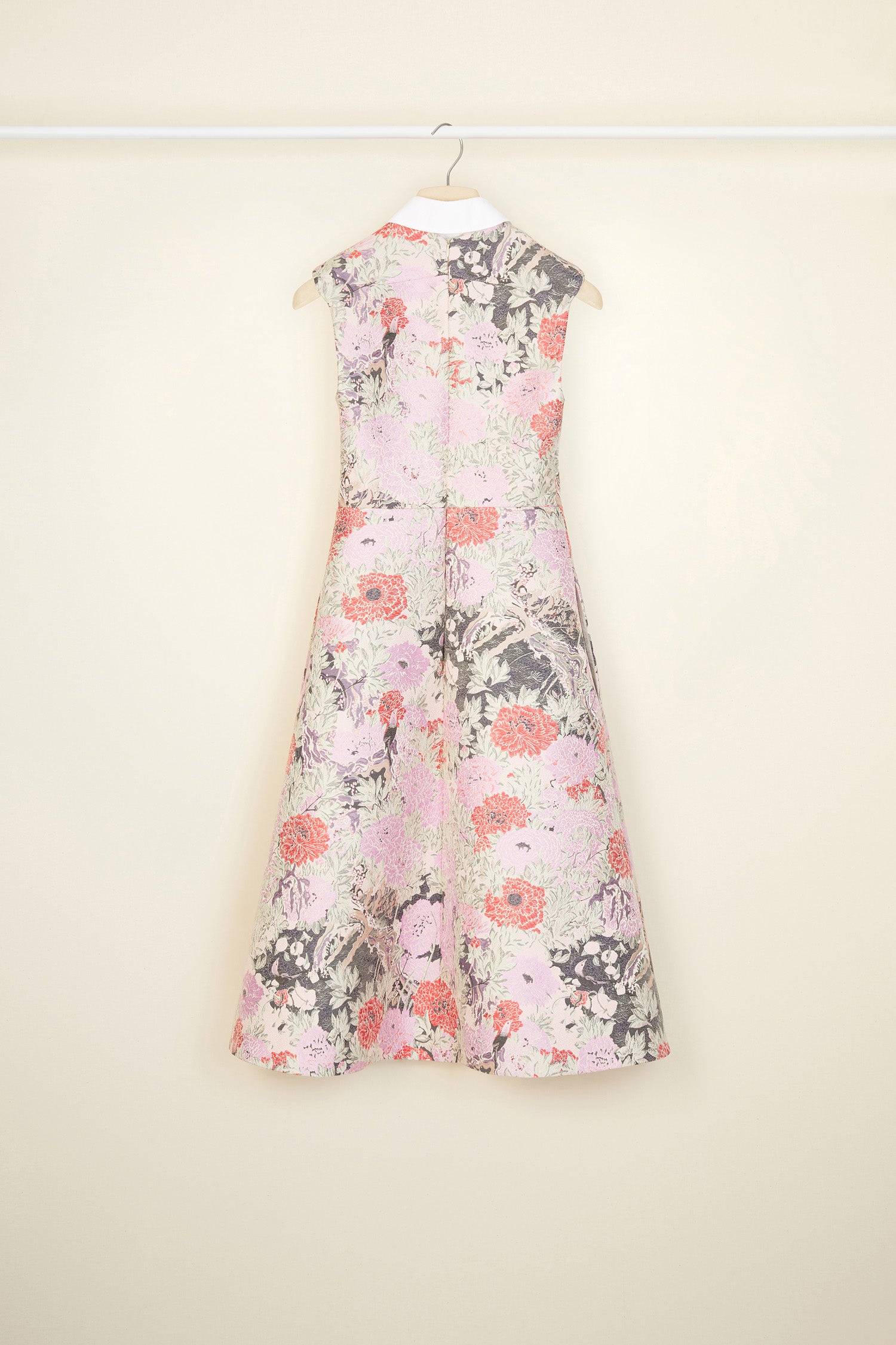 Patou - Cotton jacquard midi dress - Birds and Peonies - A stiff floral jacquard with a light-hearted soul, a ravishing cocktail dress that is fit for all.Cotton jacquard midi dress featuring Act 2’s Birds and Peonies pattern. A-line silhouette with a fitted bodice. Removable white poplin collar. Cutwork detailing across the chest. Zip fastening at the back. Pockets at the sides.