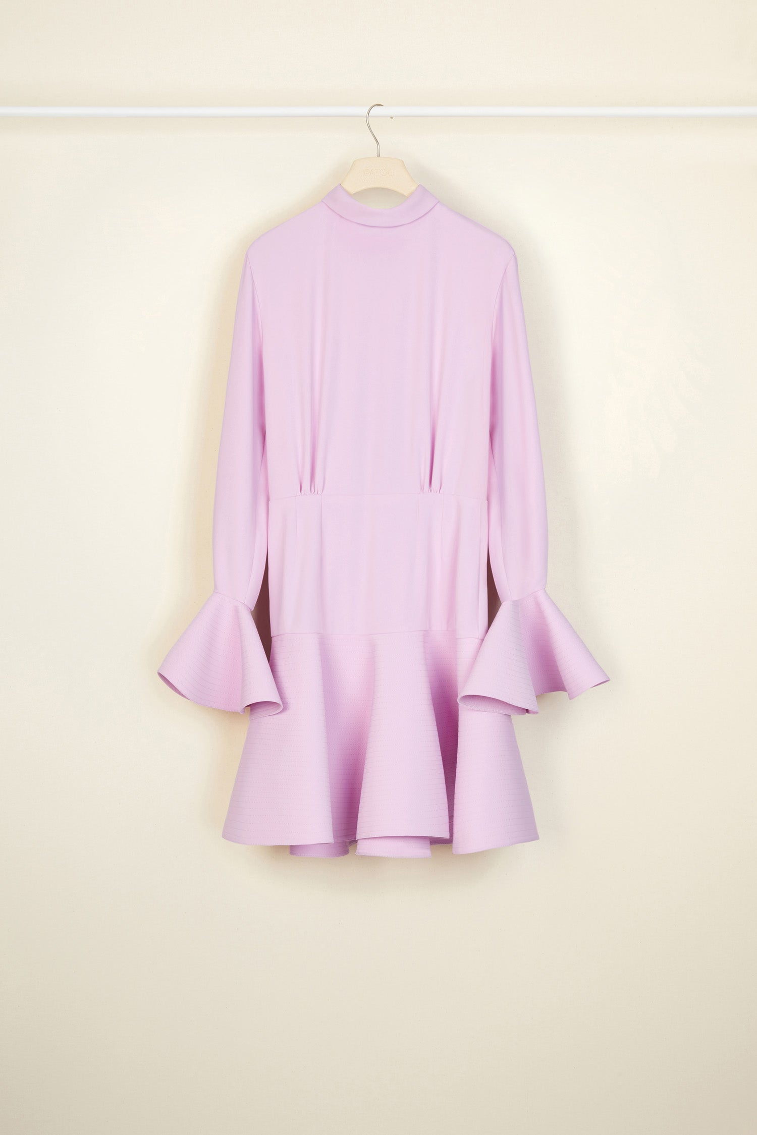 Patou - Vestito corto 3D con collo alto in cady riciclato - Lilac - Tre volte più volume, tre volte più Patou. Vestito corto con volume 3D in cady riciclato lilla. Collo alto con una zip sul retro. Cucitura curva signature sul retro. Polsini circolari chiusi con bottoni oro incisi. Impunture sulle maniche e la gonna per creare volume.