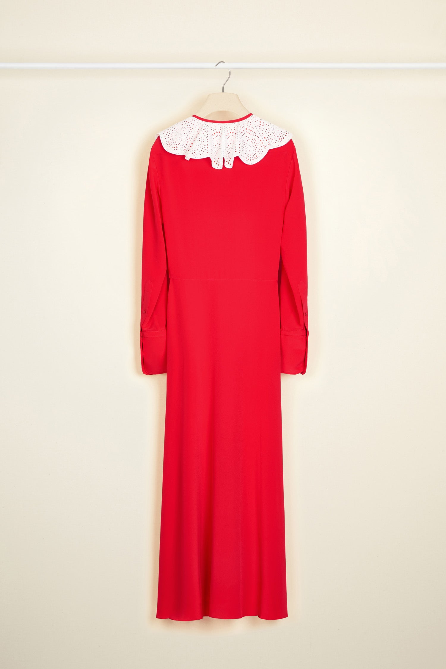 Patou - Vestito camicia midi in seta - Capucine Red - Il colletto bianco, il dettaglio vincente che firma lo stile Patou.Vestito camicia in seta rosso capucine. Colletto in popeline di cotone bianca con dettagli di ricamo a punto tagliato. Corpetto aderente. Chiusura con bottoni sul fronte. Polsini abbottonati.