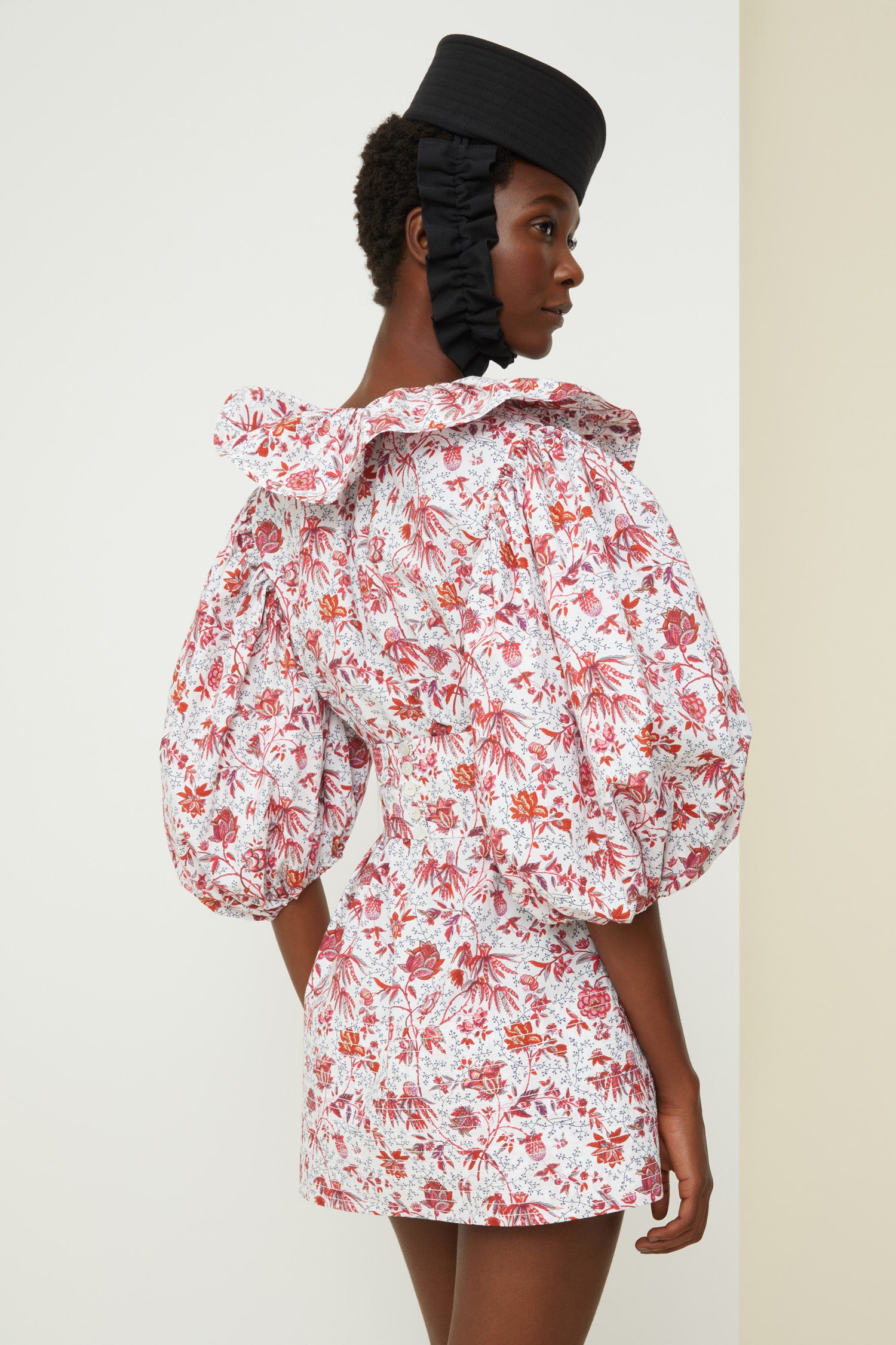 Patou - Vestito mini in popeline bio stampata - Indienne - Il vocabolario Patou si arricchisce di nuovi volumi e stampe.Vestito mini in popeline di cotone bio. Stampa Indienne creata in esclusiva per Patou. Silhouette voluminosa che può essere ristretta in vita con una cintura rimovibile. Collo elasticizzato con balza che può scoprire le spalle. Maniche a sbuffo con polsini elasticizzati.