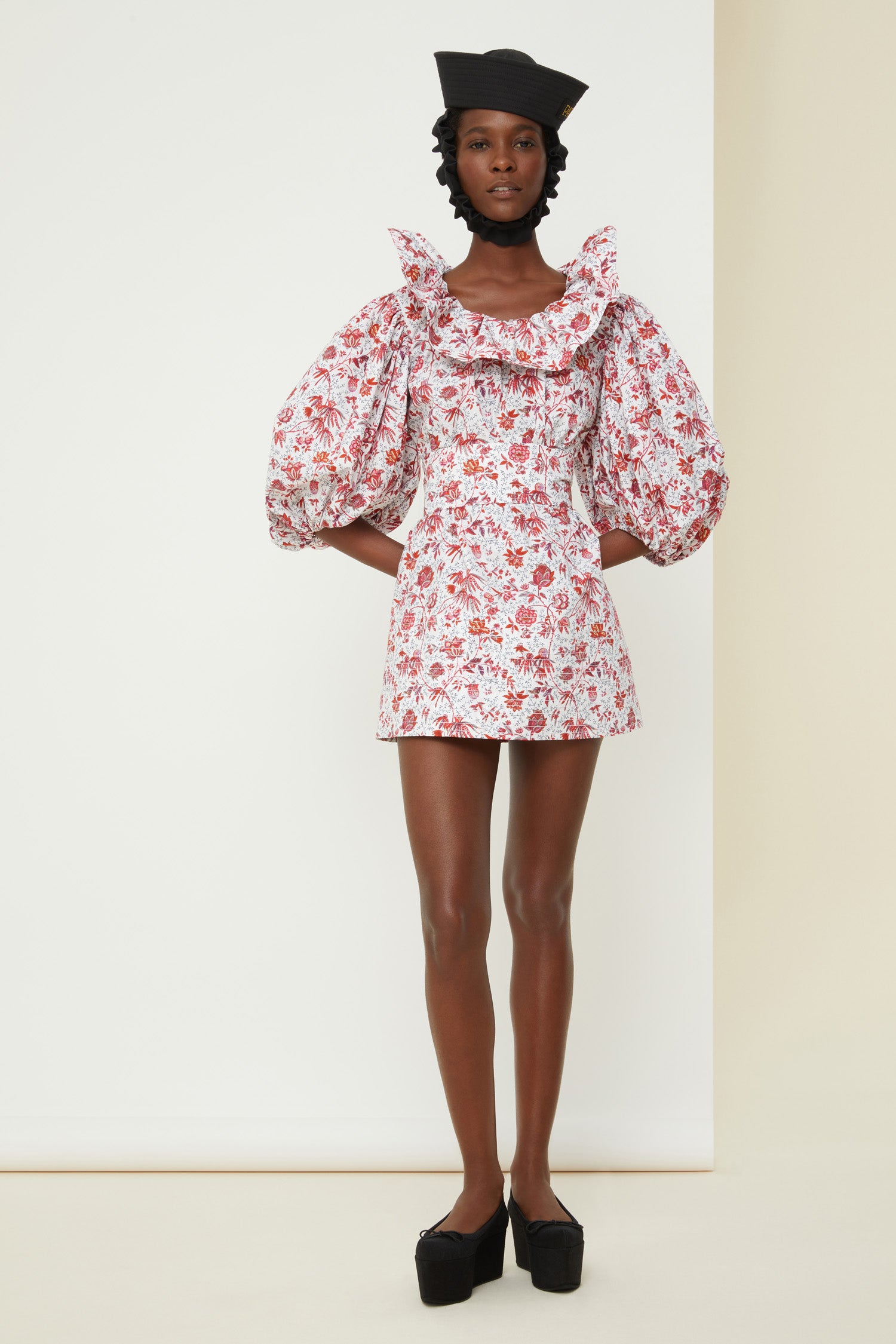 Patou - Vestito mini in popeline bio stampata - Indienne - Il vocabolario Patou si arricchisce di nuovi volumi e stampe.Vestito mini in popeline di cotone bio. Stampa Indienne creata in esclusiva per Patou. Silhouette voluminosa che può essere ristretta in vita con una cintura rimovibile. Collo elasticizzato con balza che può scoprire le spalle. Maniche a sbuffo con polsini elasticizzati.