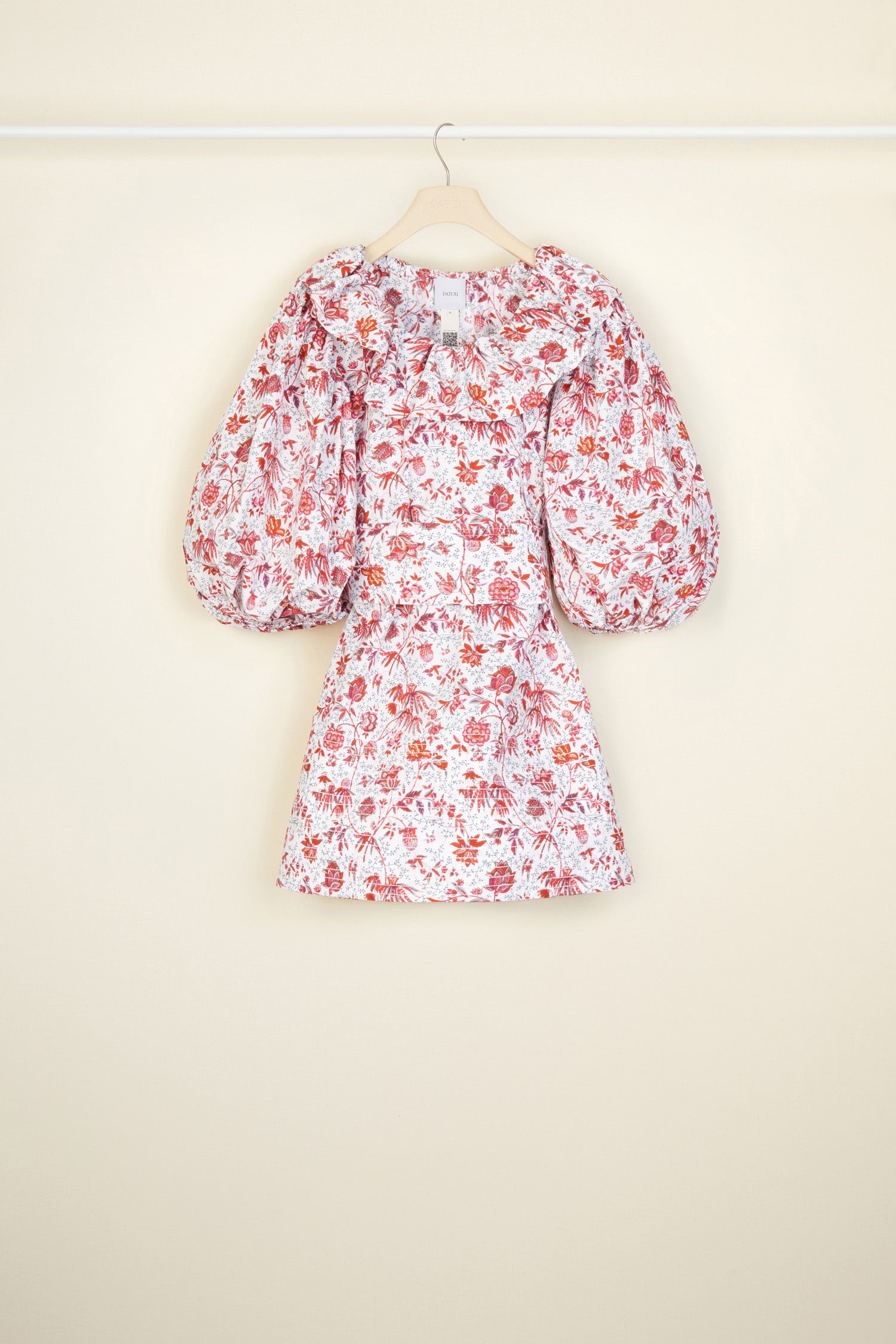 Patou - Vestito mini in popeline bio stampata - Indienne - Il vocabolario Patou si arricchisce di nuovi volumi e stampe.Vestito mini in popeline di cotone bio. Stampa Indienne creata in esclusiva per Patou. Silhouette voluminosa che può essere ristretta in vita con una cintura rimovibile. Collo elasticizzato con balza che può scoprire le spalle. Maniche a sbuffo con polsini elasticizzati.