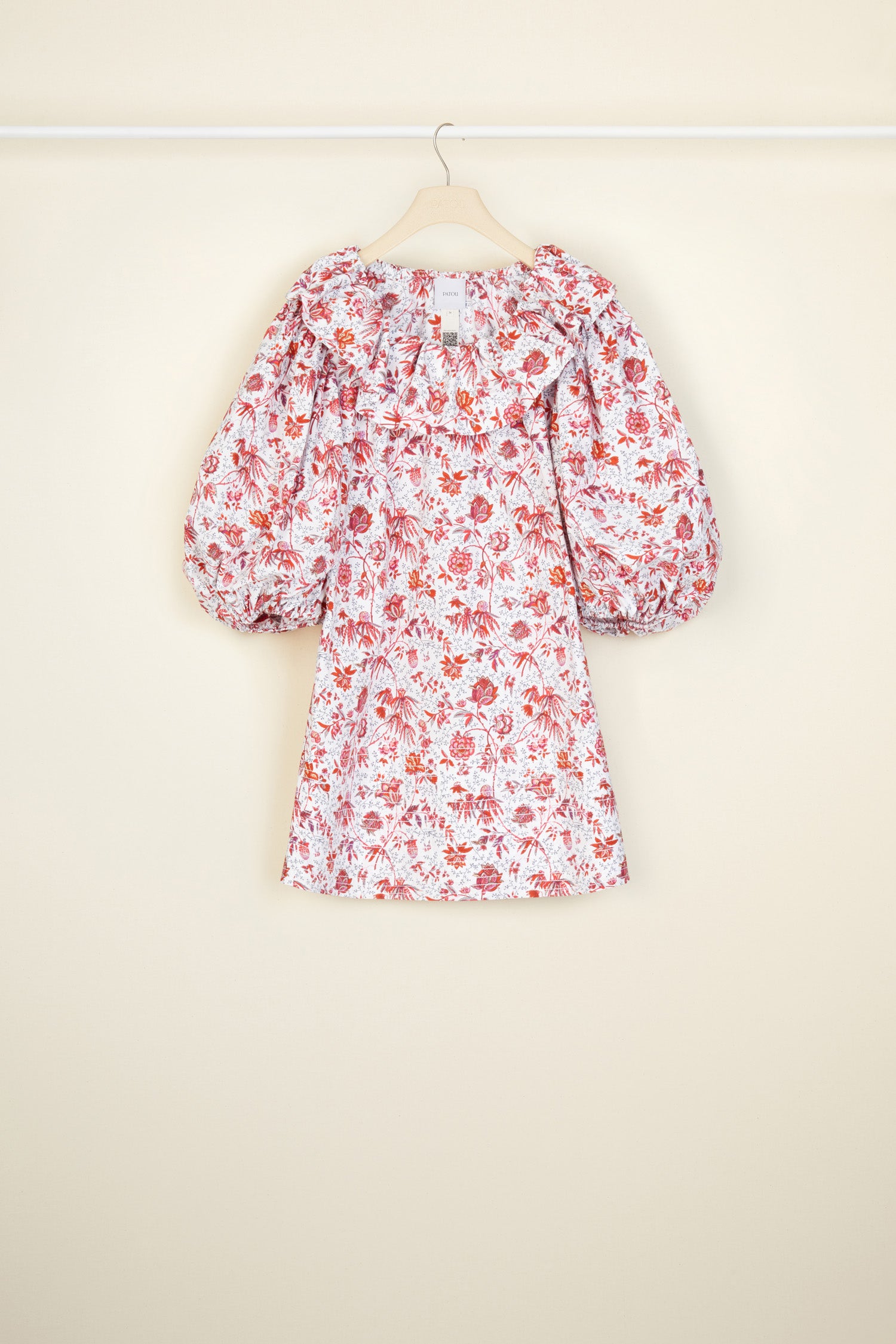 Patou - Vestito mini in popeline bio stampata - Indienne - Il vocabolario Patou si arricchisce di nuovi volumi e stampe.Vestito mini in popeline di cotone bio. Stampa Indienne creata in esclusiva per Patou. Silhouette voluminosa che può essere ristretta in vita con una cintura rimovibile. Collo elasticizzato con balza che può scoprire le spalle. Maniche a sbuffo con polsini elasticizzati.