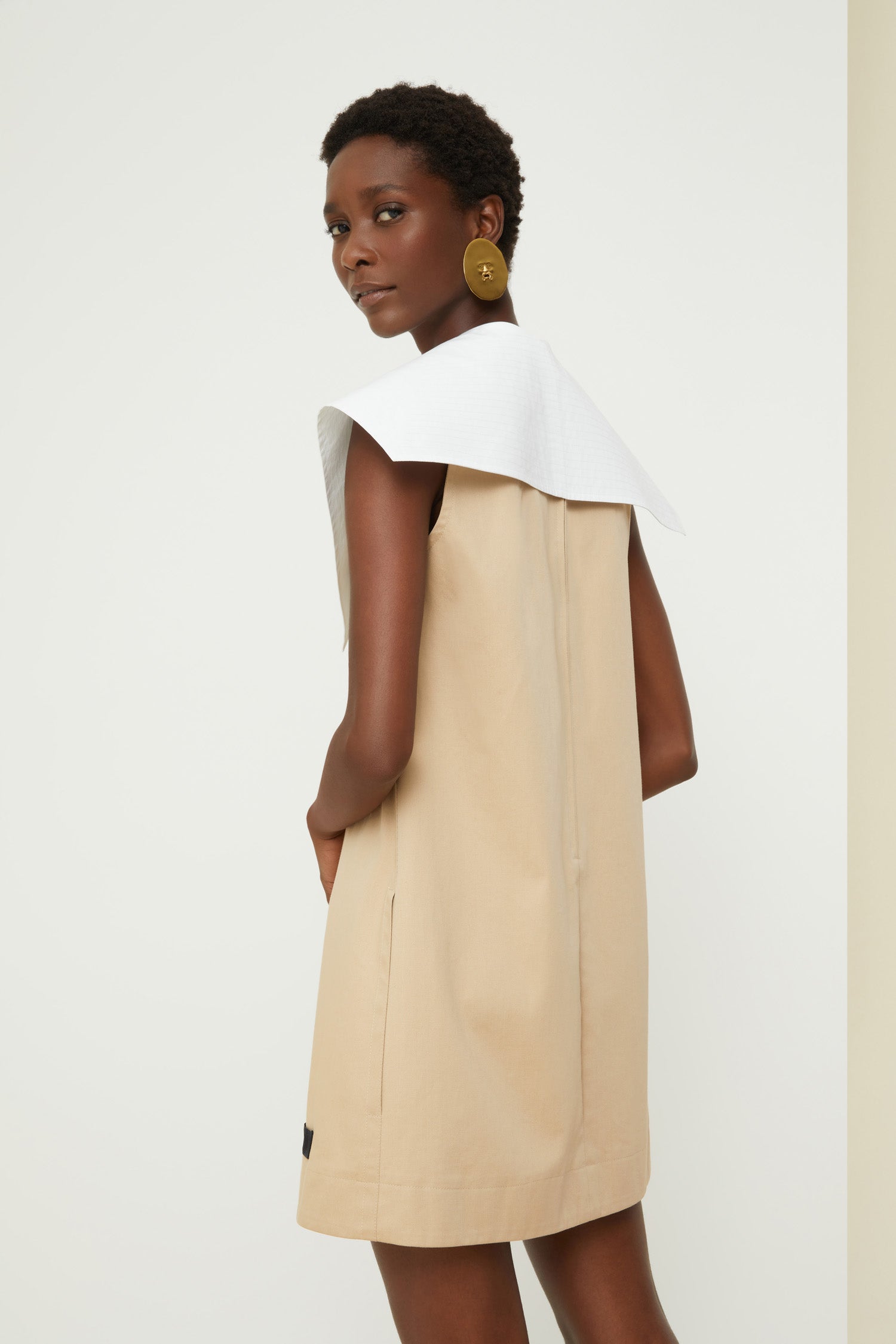 Patou - Robe courte en gabardine bio - Sand - La popeline s’invite sur la gabardine.Robe courte en gabardine de coton bio couleur sable. Silhouette légèrement évasée. Encolure V avec col amovible d’inspiration nautique en popeline de coton bio blanche. Fermeture par glissière au dos. Étiquette noire brodée Patou. Entièrement doublée.