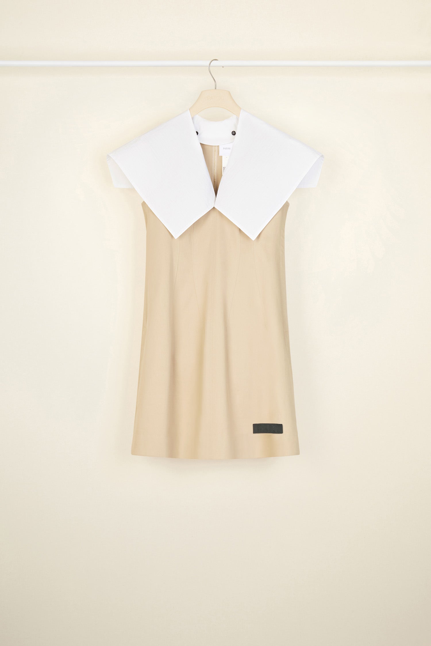 Patou - Robe courte en gabardine bio - Sand - La popeline s’invite sur la gabardine.Robe courte en gabardine de coton bio couleur sable. Silhouette légèrement évasée. Encolure V avec col amovible d’inspiration nautique en popeline de coton bio blanche. Fermeture par glissière au dos. Étiquette noire brodée Patou. Entièrement doublée.