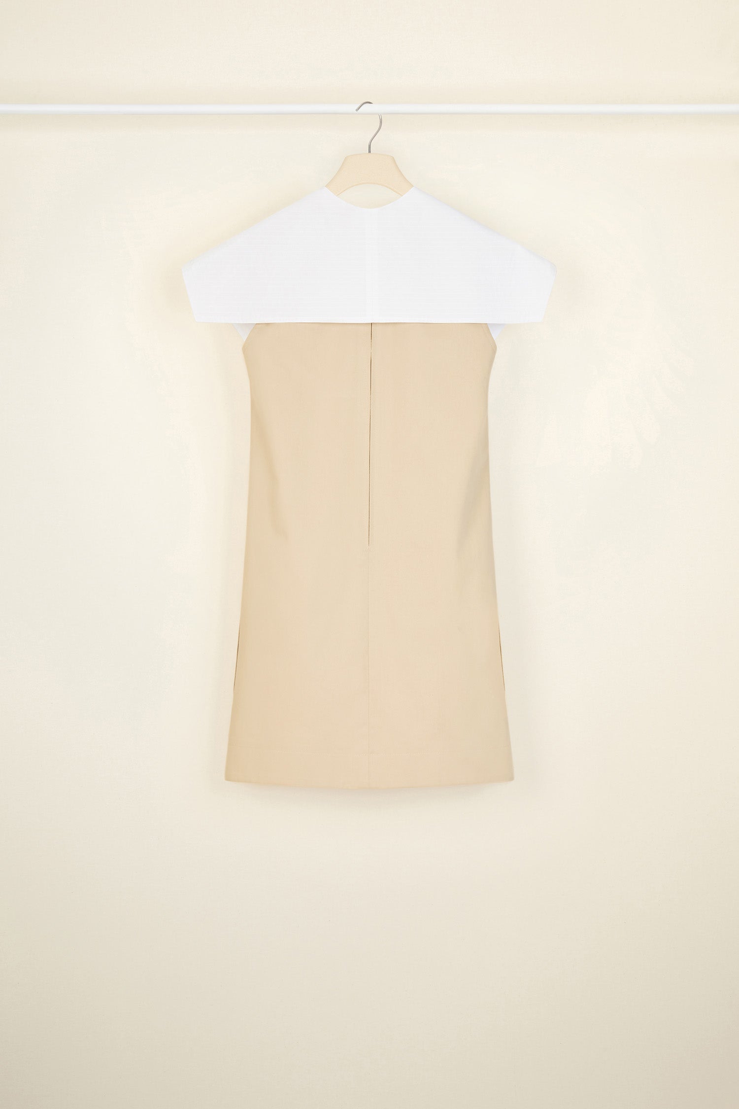 Patou - Robe courte en gabardine bio - Sand - La popeline s’invite sur la gabardine.Robe courte en gabardine de coton bio couleur sable. Silhouette légèrement évasée. Encolure V avec col amovible d’inspiration nautique en popeline de coton bio blanche. Fermeture par glissière au dos. Étiquette noire brodée Patou. Entièrement doublée.