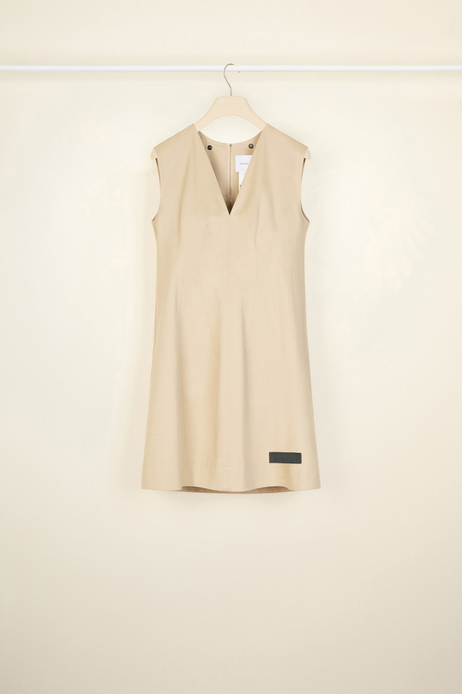 Patou - Robe courte en gabardine bio - Sand - La popeline s’invite sur la gabardine.Robe courte en gabardine de coton bio couleur sable. Silhouette légèrement évasée. Encolure V avec col amovible d’inspiration nautique en popeline de coton bio blanche. Fermeture par glissière au dos. Étiquette noire brodée Patou. Entièrement doublée.