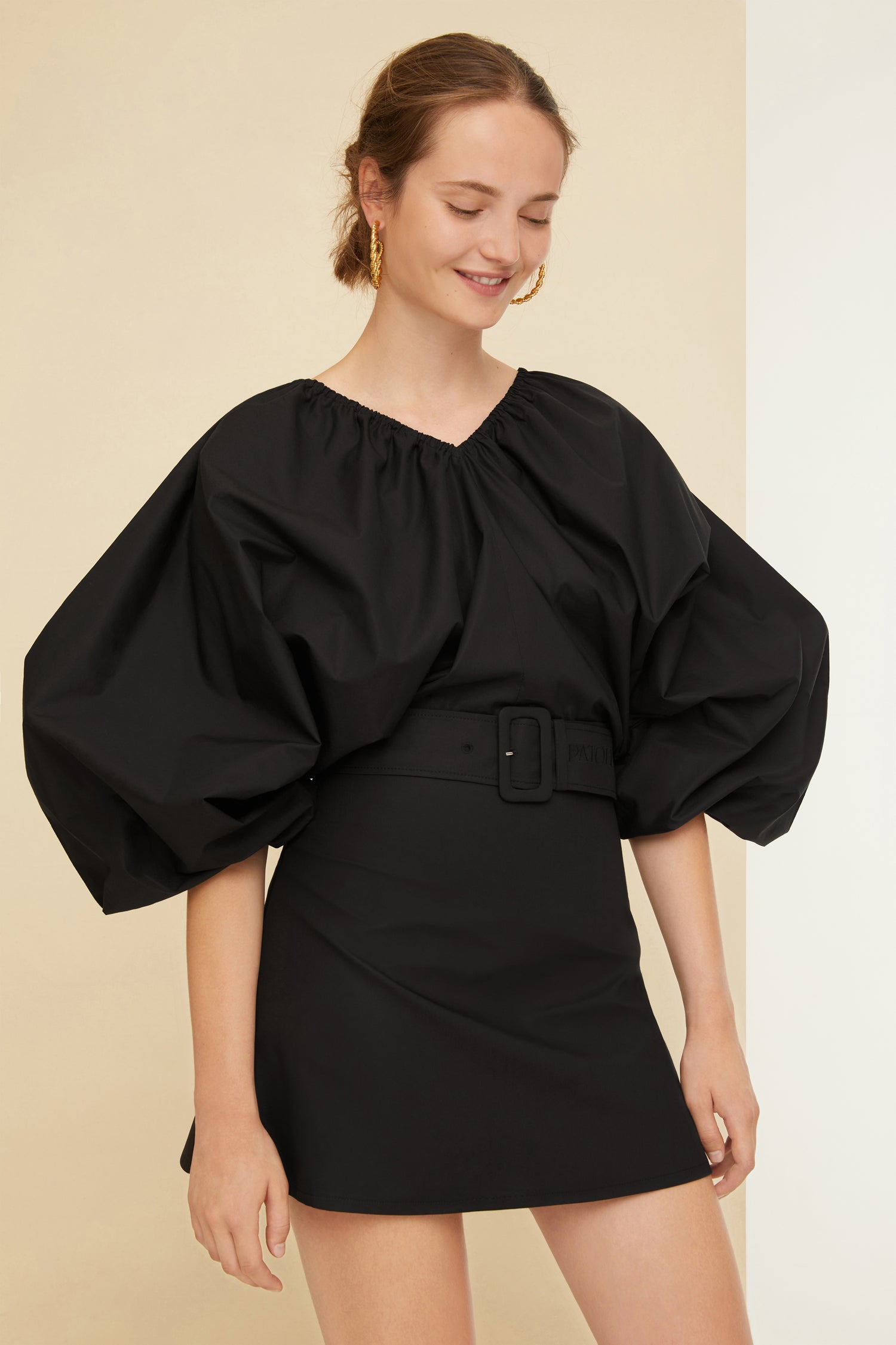 Patou - Elastisches Minikleid aus Bio-Baumwolle - Black - Kurz, allerliebst und très Patou. Kleid aus Bio-Baumwollpopeline in Schwarz. Kurz geschnitten. Elastischer V-Ausschnitt und Rücken. Voluminöse Ärmel mit elastischen Ärmelabschlüssen. Breiter größenverstellbarer Taillengürtel aus Stoff mit stoffbezogener Schließe und farblich abgestimmter Patou Logostickerei. Rockteil mit A-Linien-Schnitt.