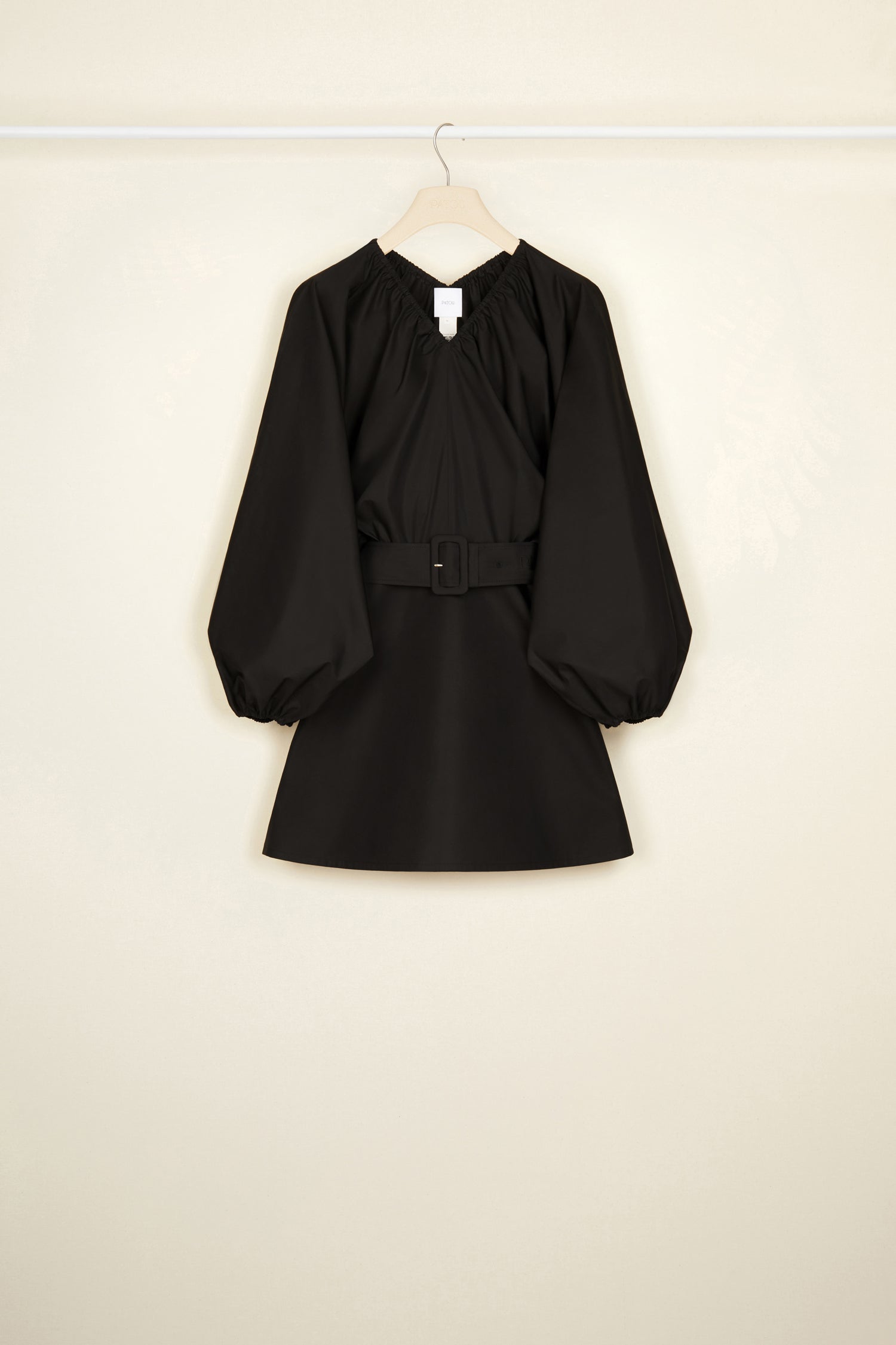 Patou - Robe courte élastiquée en coton bio - Black - Le style Patou, version courte.Robe en popeline de coton bio noir. Encolure en V élastiquée à l'avant et au dos. Manches volumineuses à poignets élastiqués. Large ceinture avec boucle en tissu et logo Patou brodé. Jupe évasée.