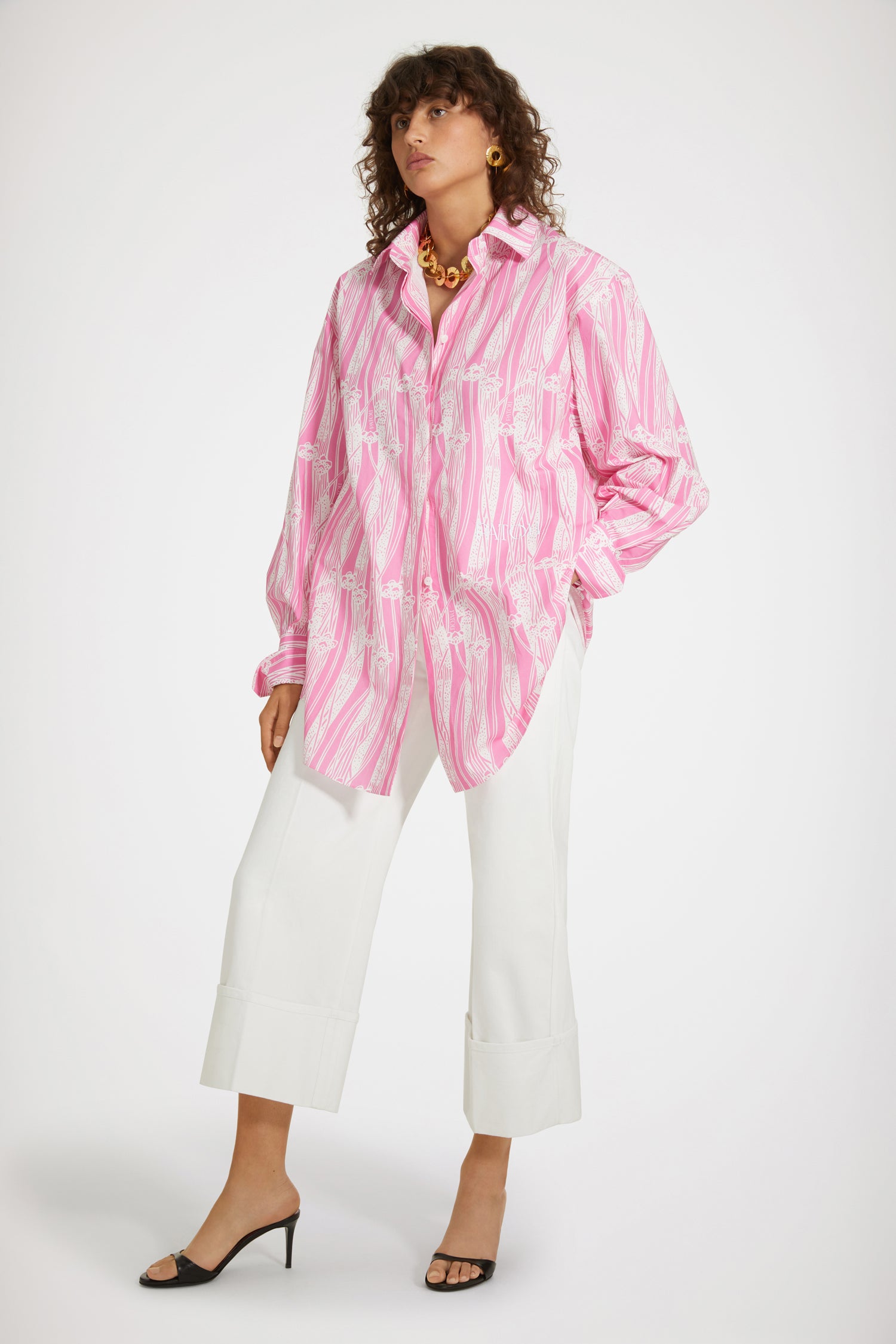 Patou - Mini shirt dress in printed organic cotton - Art Deco Pink - Layered or on its own, a new shape to make your own.Pink organic cotton poplin shirt dress. Seasonal Art Deco print. Short length. Loose silhouette. Shirt collar. Concealed button fastening with JP-engraved buttons. Patou logo embroidered at the front. Signature curved seam at the back. Buttoned cuffs.Loose fit (select one size down for a fitted look).